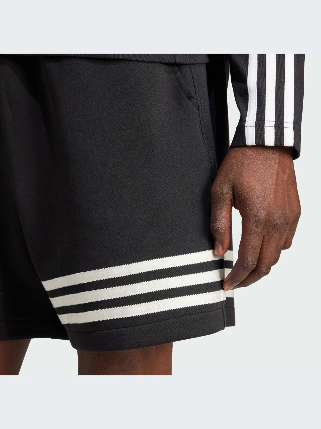 Шорты Adidas Adicolor модель IW0974 Шорты Adidas Adicolor модель IW0974 Фото