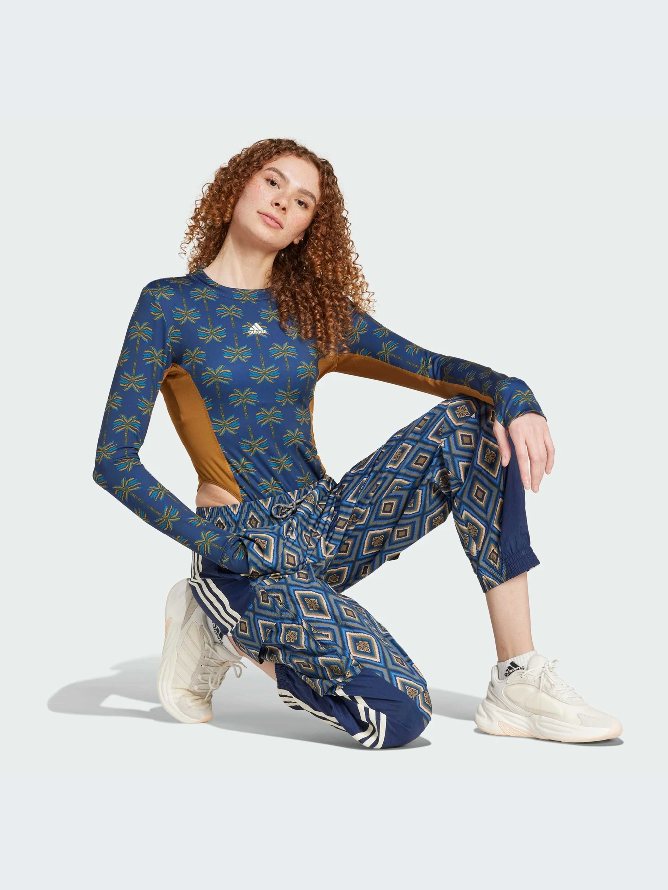 Брюки Adidas модель IV9760 Брюки Adidas модель IV9760 Фото