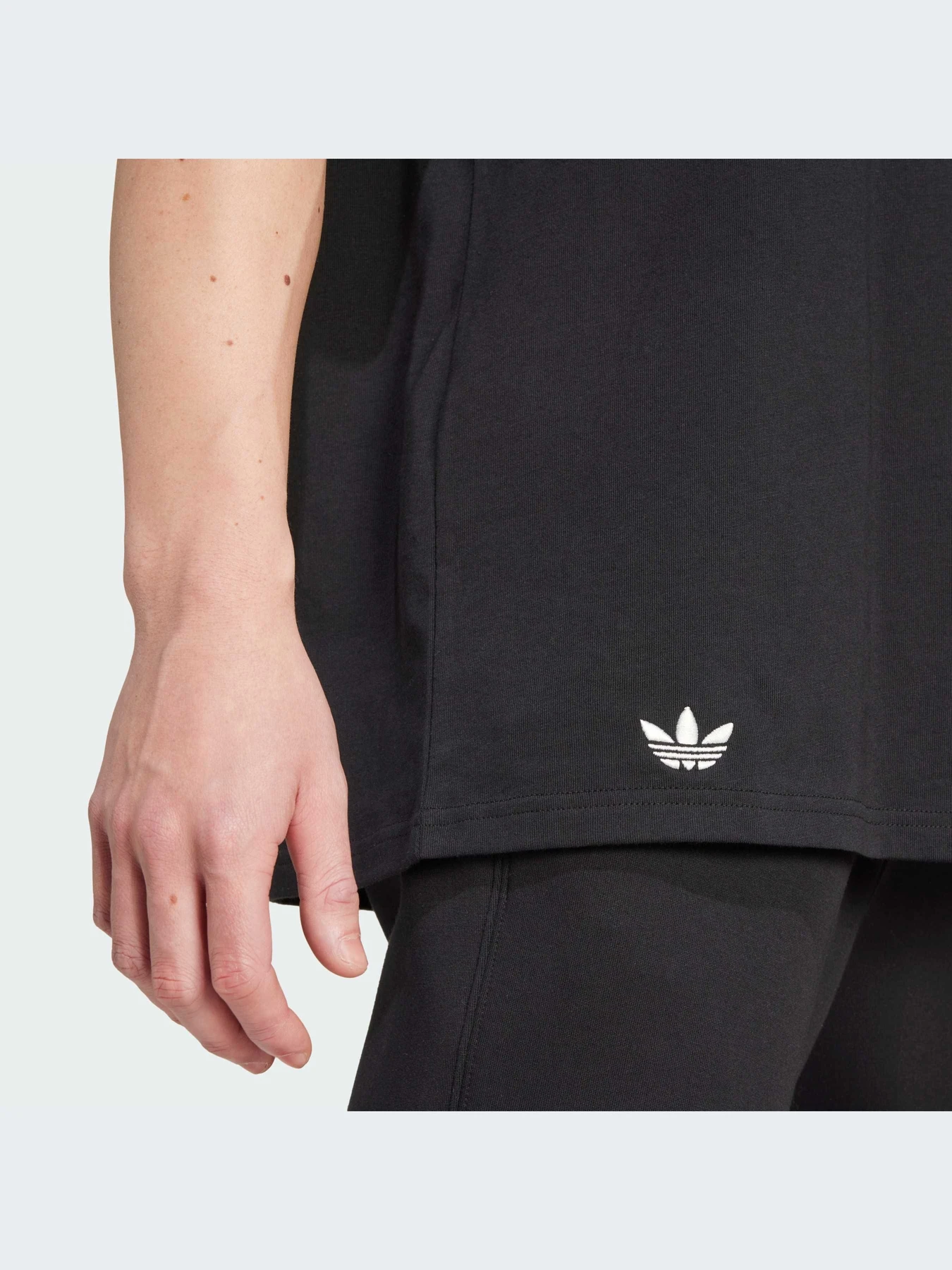Футболки і поло Adidas Adicolor модель IW0972 Футболки і поло Adidas Adicolor модель IW0972 Фото