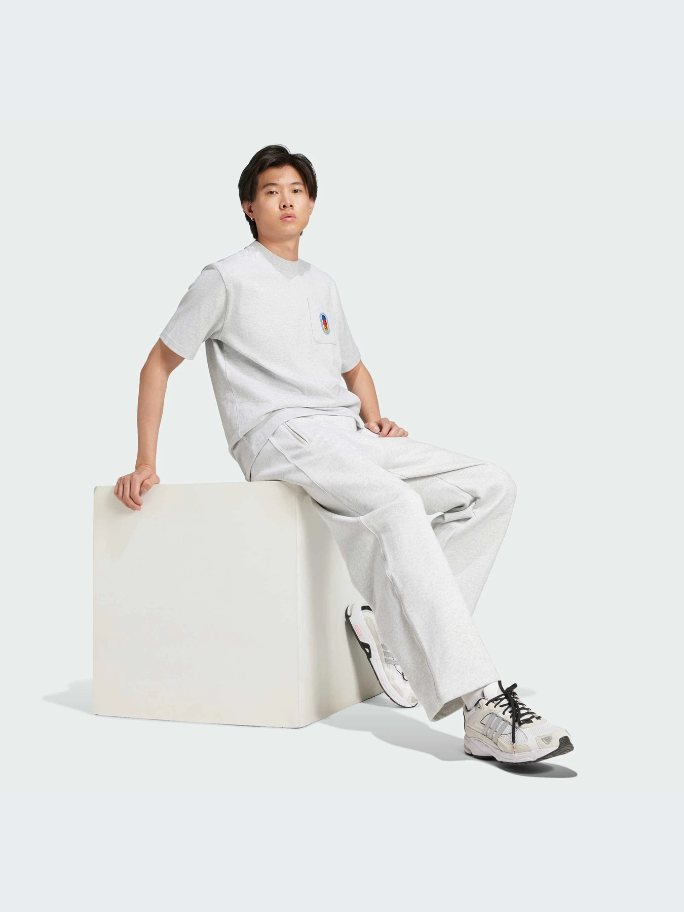 Футболки і поло Adidas Graphics модель IZ2552 Футболки і поло Adidas Graphics модель IZ2552 Фото