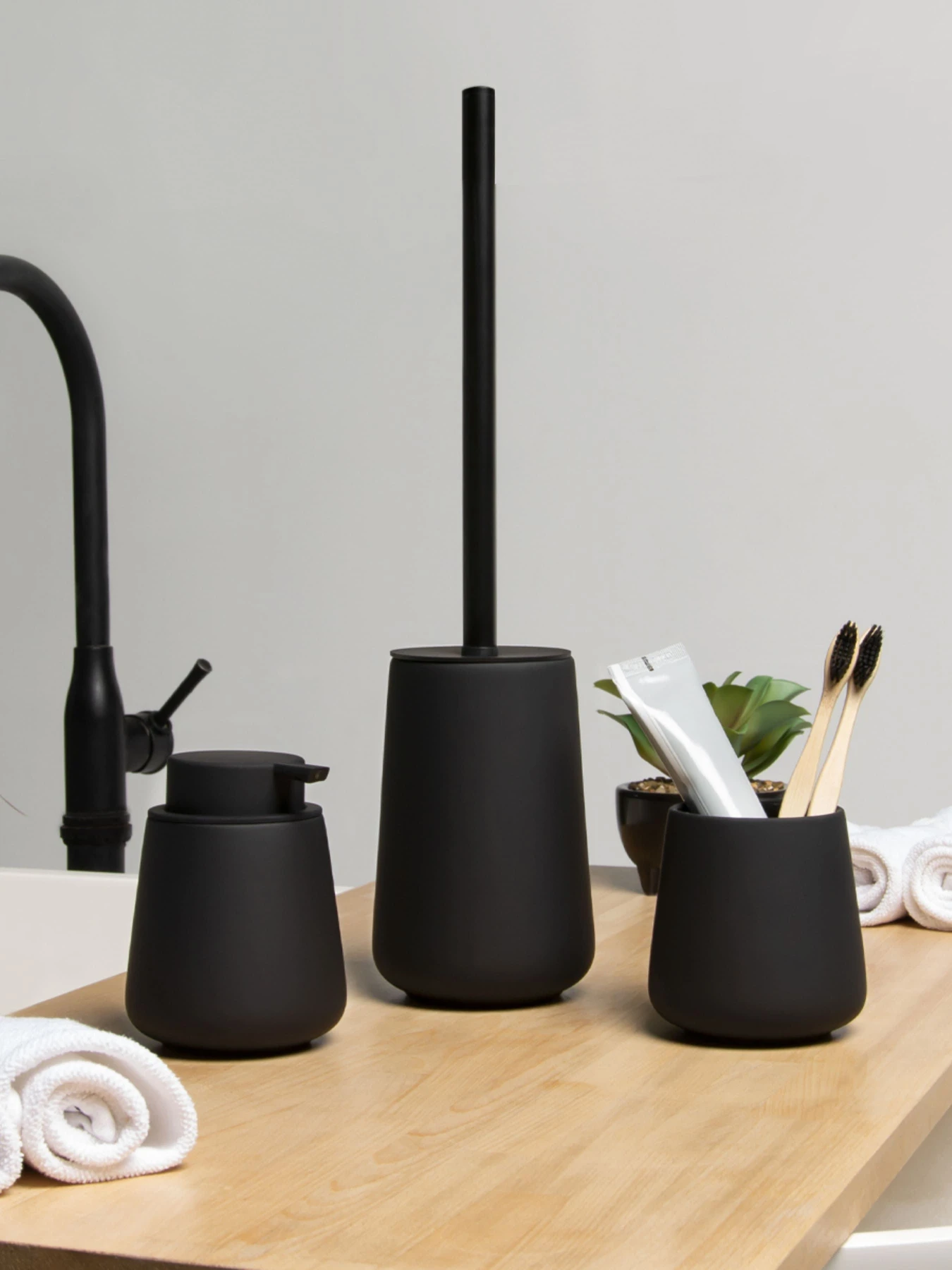 Набір аксесуарів для ванної кімнати чорний Jersey MBM HOME модель MVM-MH-21 BLACK Набір аксесуарів для ванної кімнати чорний Jersey MBM HOME модель MVM-MH-21 BLACK Фото