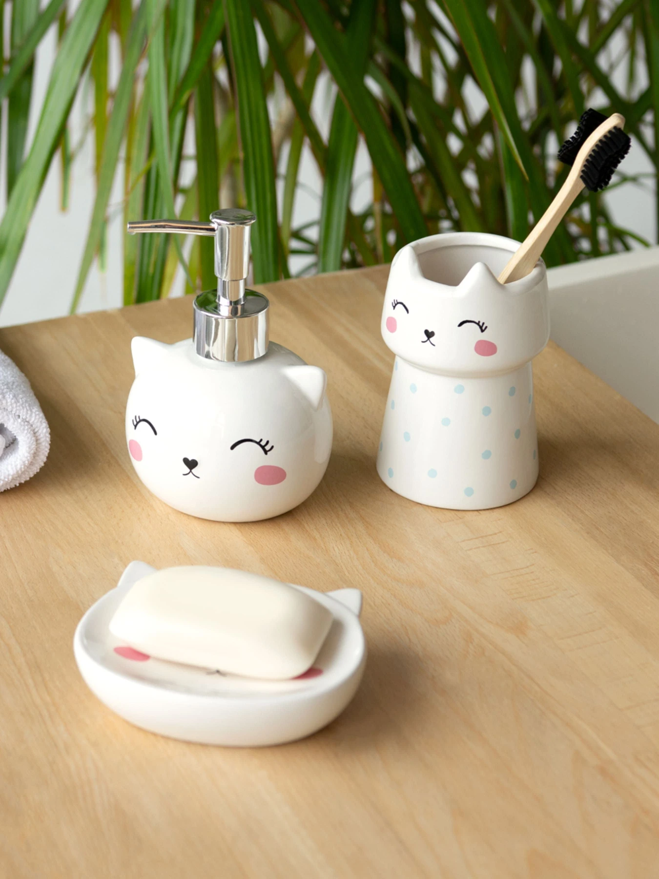 Набор аксессуаров для ванной комнаты белый Cute Cat MBM HOME модель MVM-MH-22 WHITE Набор аксессуаров для ванной комнаты белый Cute Cat MBM HOME модель MVM-MH-22 WHITE Фото