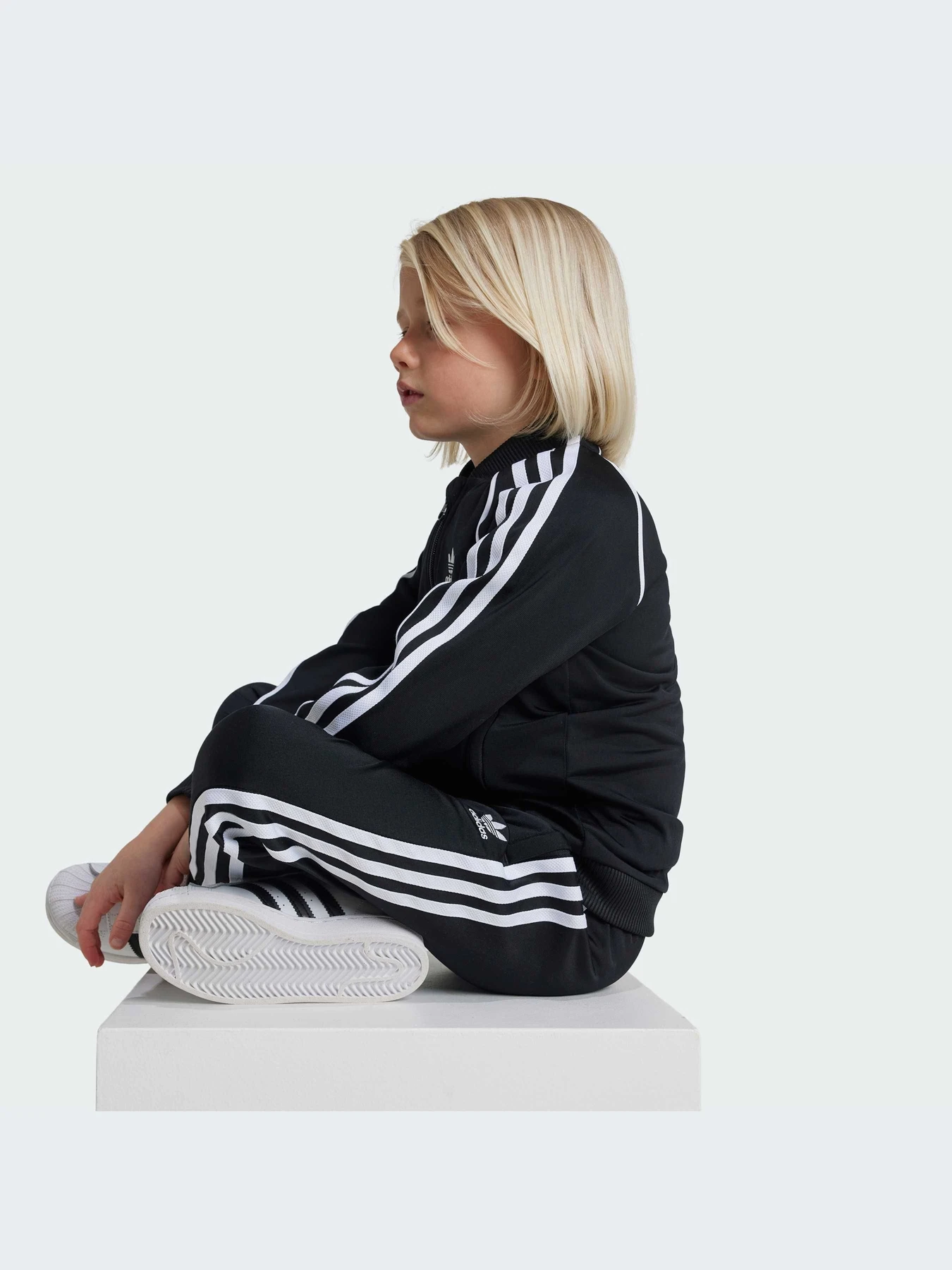 Костюмы Adidas Adicolor модель IX7624 Костюмы Adidas Adicolor модель IX7624 Фото