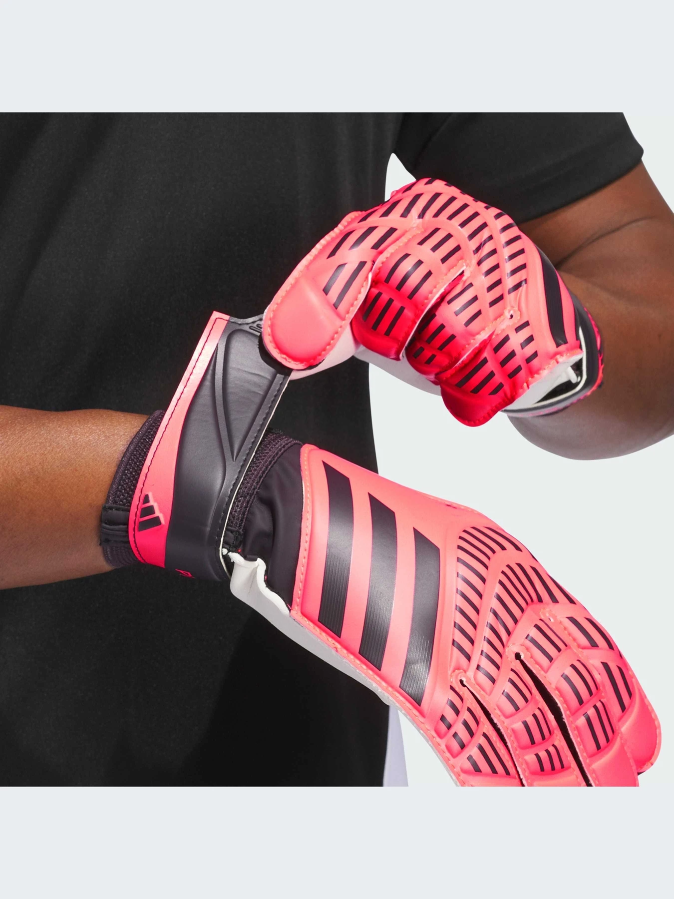 Перчатки для спорта Adidas Predator модель IX3871 Перчатки для спорта Adidas Predator модель IX3871 Фото