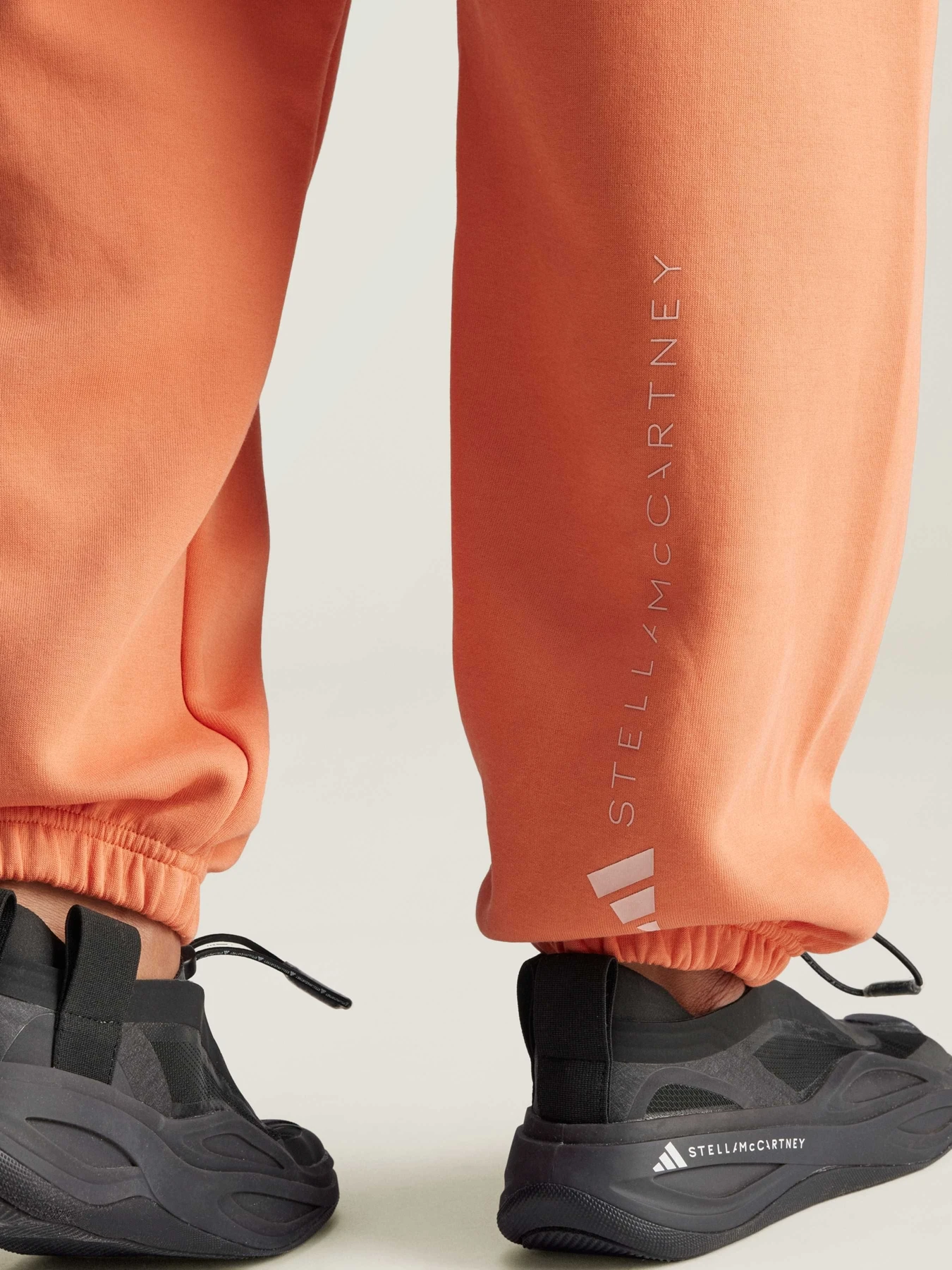 Брюки Adidas модель IW9855 Брюки Adidas модель IW9855 Фото