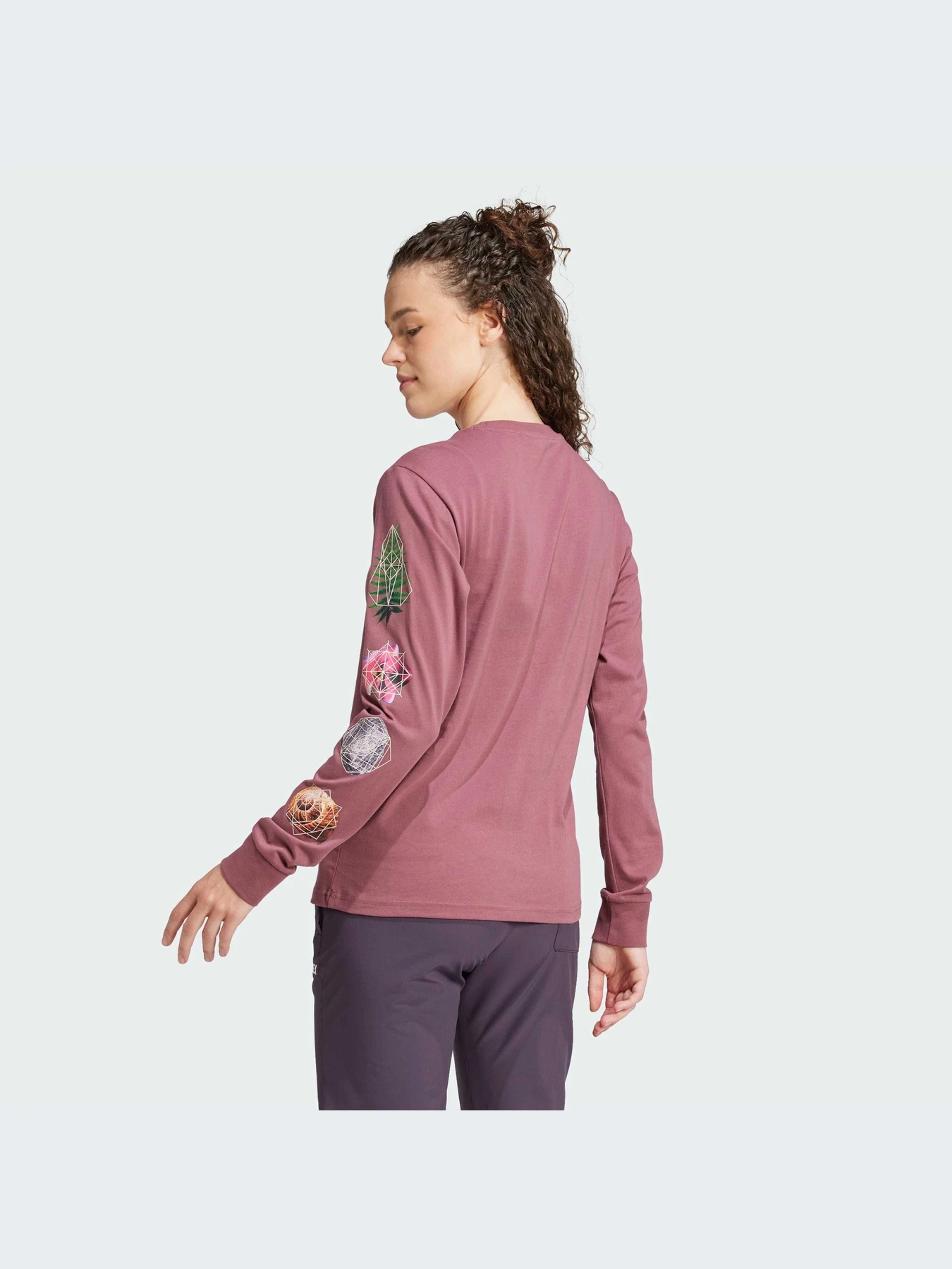 Худи и свитшоты Adidas модель IW2720 Худи и свитшоты Adidas модель IW2720 Фото