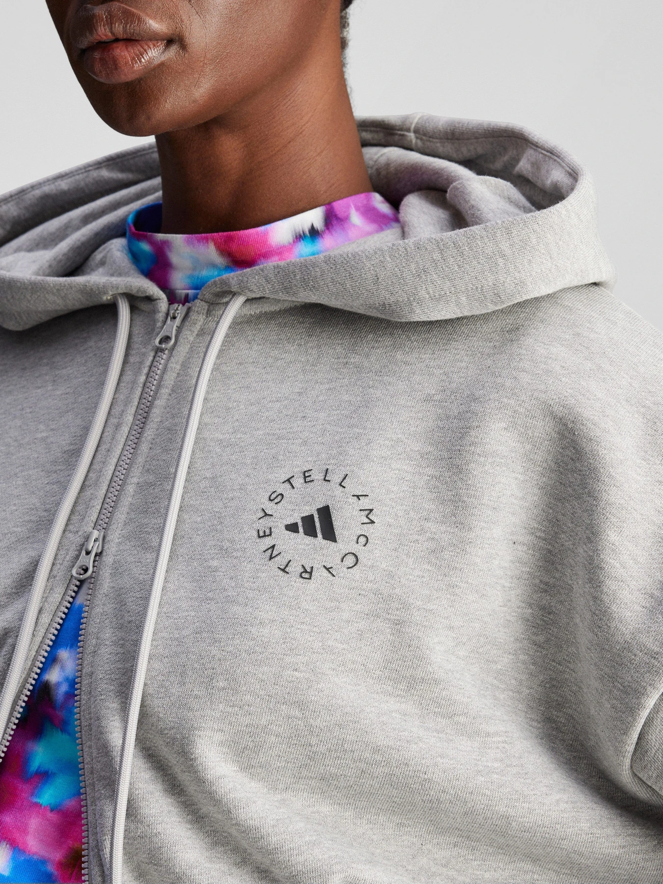 Худи и свитшоты Adidas модель IW9915 Худи и свитшоты Adidas модель IW9915 Фото