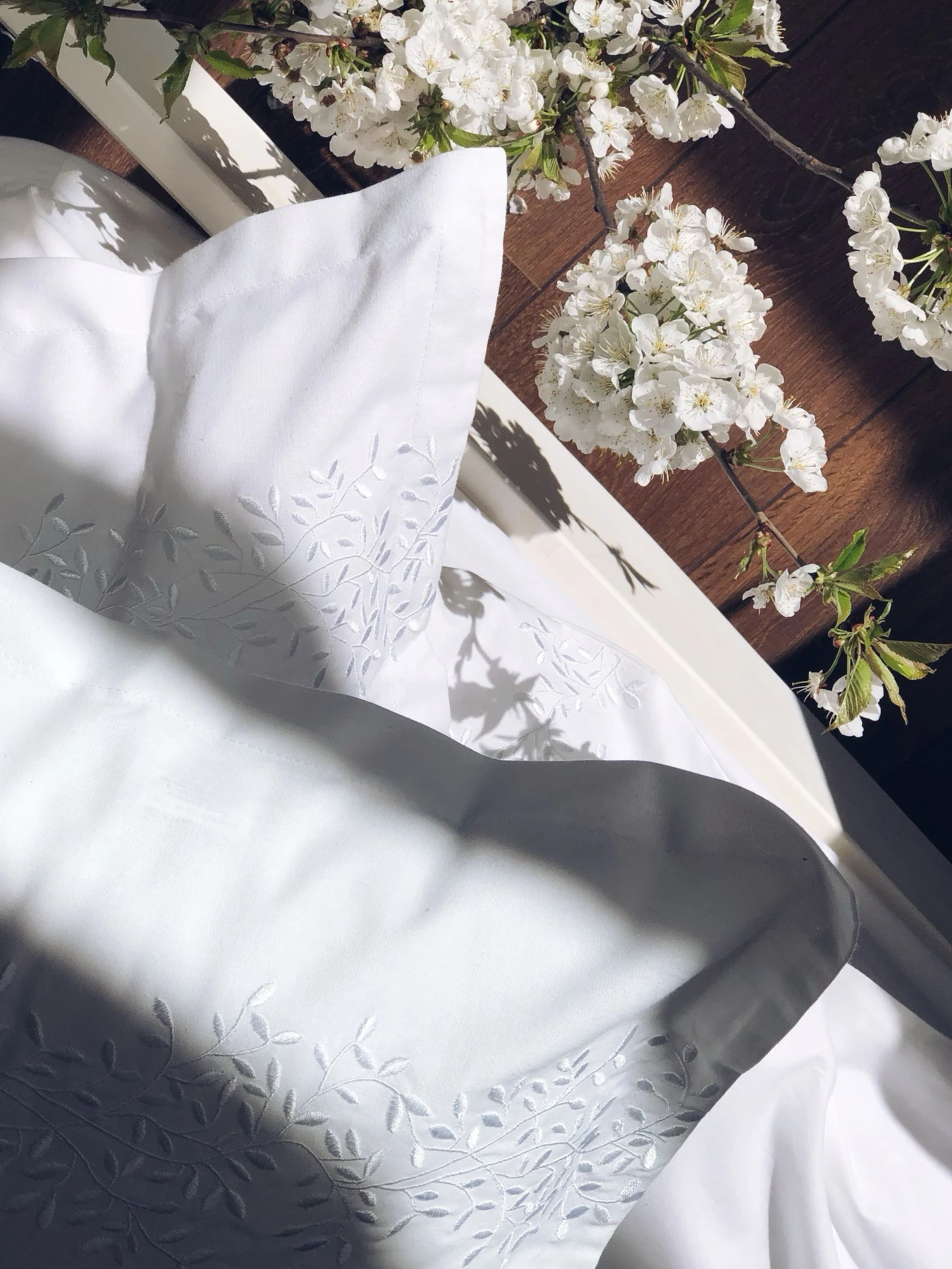 Комплект постільної білизни білий з вишитими гілками Cozy модель 8048856 Комплект постільної білизни білий з вишитими гілками Cozy модель 8048856 Фото