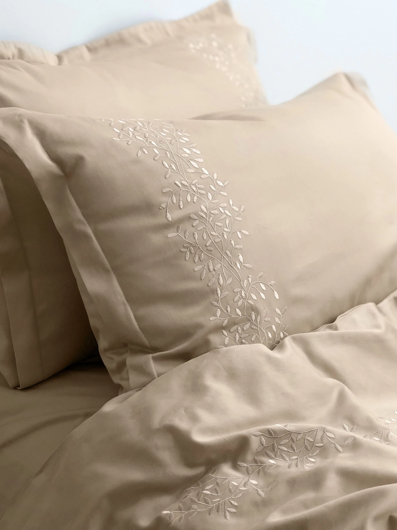 Комплект постільної білизни лате з вишитими гілками Cozy модель 8048805 Комплект постільної білизни лате з вишитими гілками Cozy модель 8048805 Фото