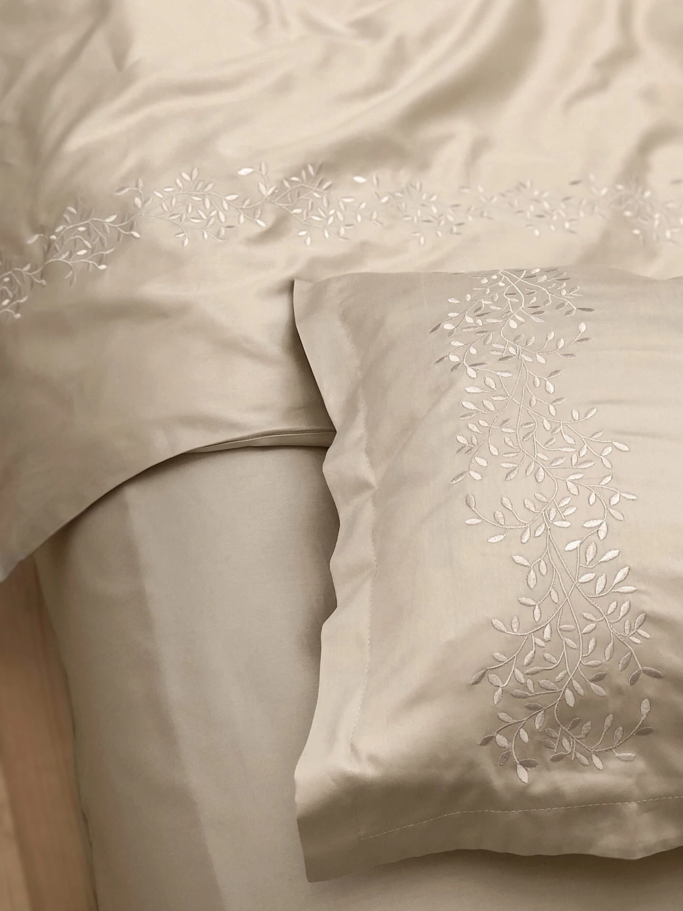 Комплект постільної білизни лате з вишитими гілками Cozy модель 8048805 Комплект постільної білизни лате з вишитими гілками Cozy модель 8048805 Фото