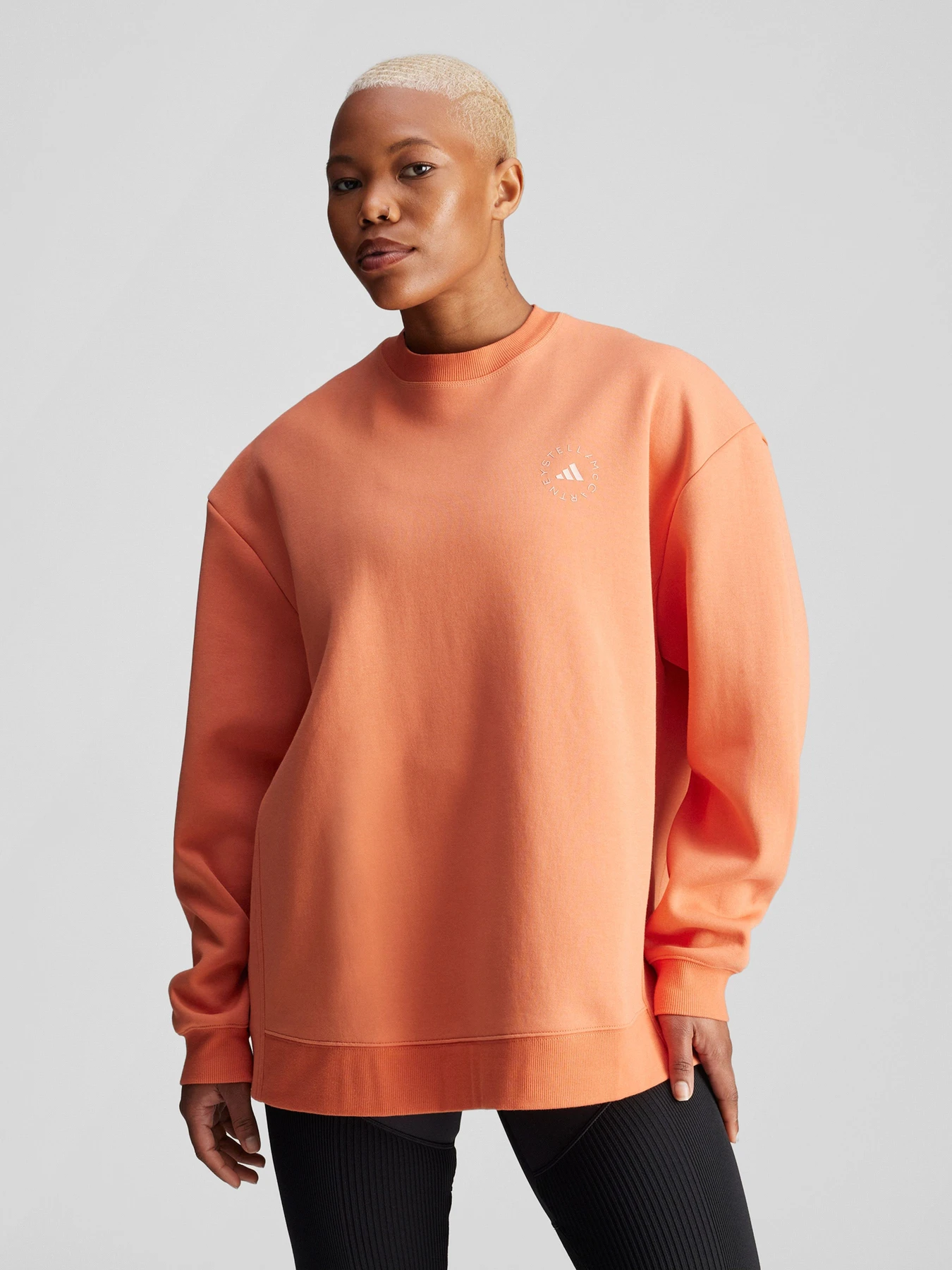 Худи и свитшоты Adidas модель IW9853 Худи и свитшоты Adidas модель IW9853 Фото