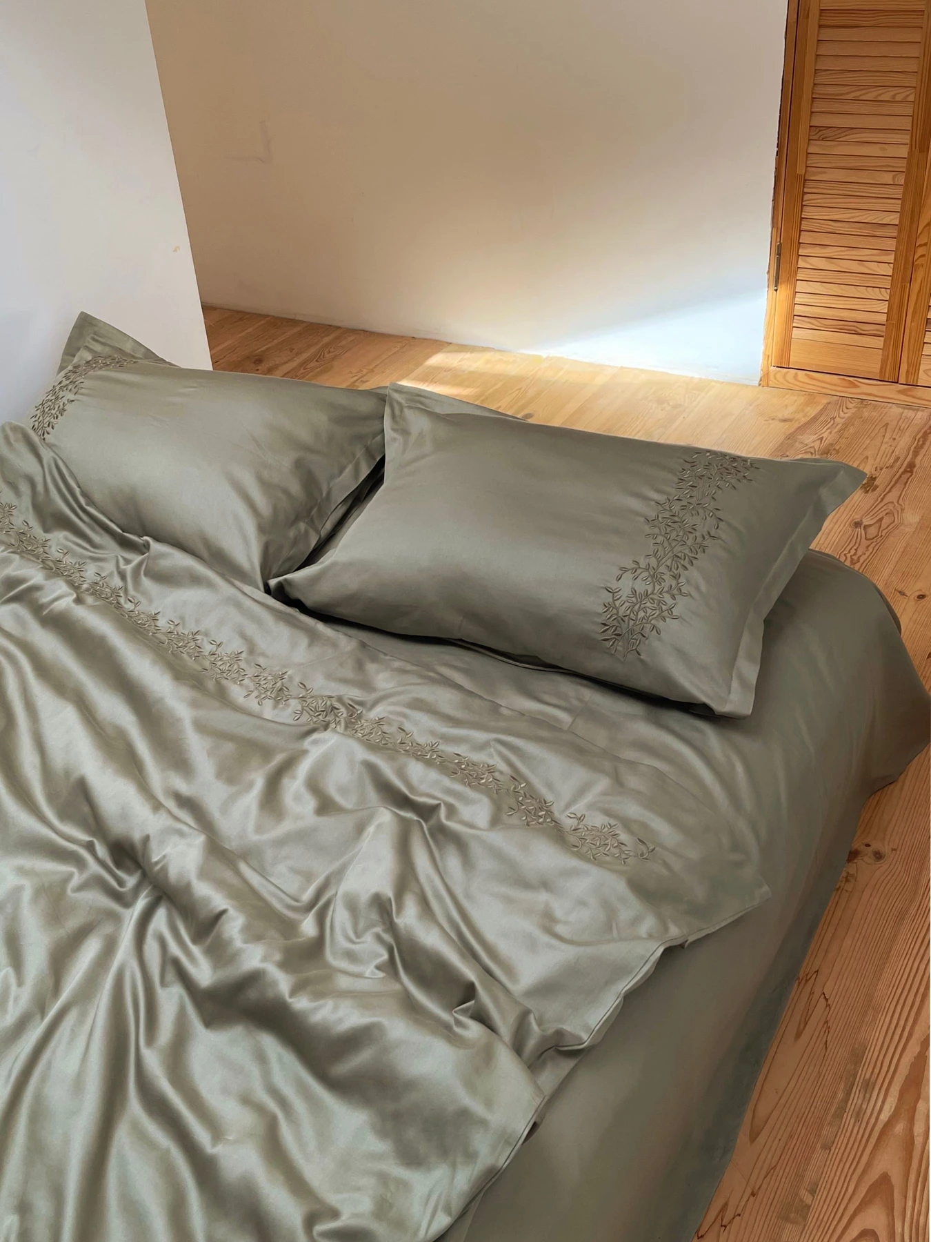 Комплект постільної білизни мох з вишитими гілками Cozy модель 8048839 Комплект постільної білизни мох з вишитими гілками Cozy модель 8048839 Фото