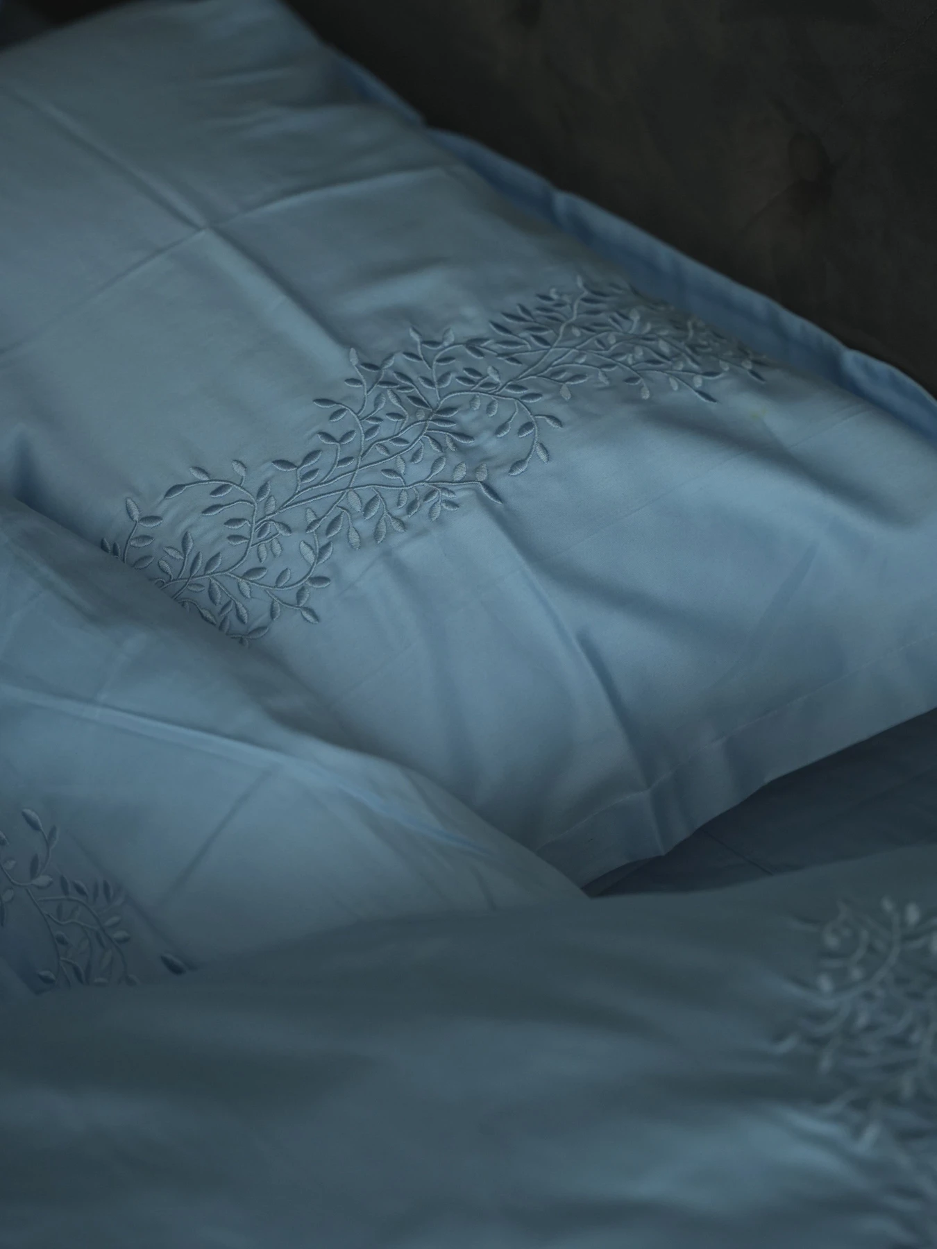 Комплект постільної білизни небесно-блакитний з вишитими гілками Cozy модель 10082600 Комплект постільної білизни небесно-блакитний з вишитими гілками Cozy модель 10082600 Фото