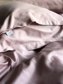 Комплект постільної білизни рожевий з вишитими білими зірками Cozy модель 8048979 Фото