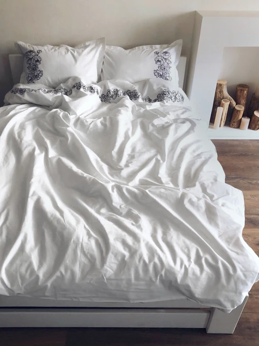 Комплект постільної білизни білий з вишитими сірими півоніями Cozy модель 8048362 Фото