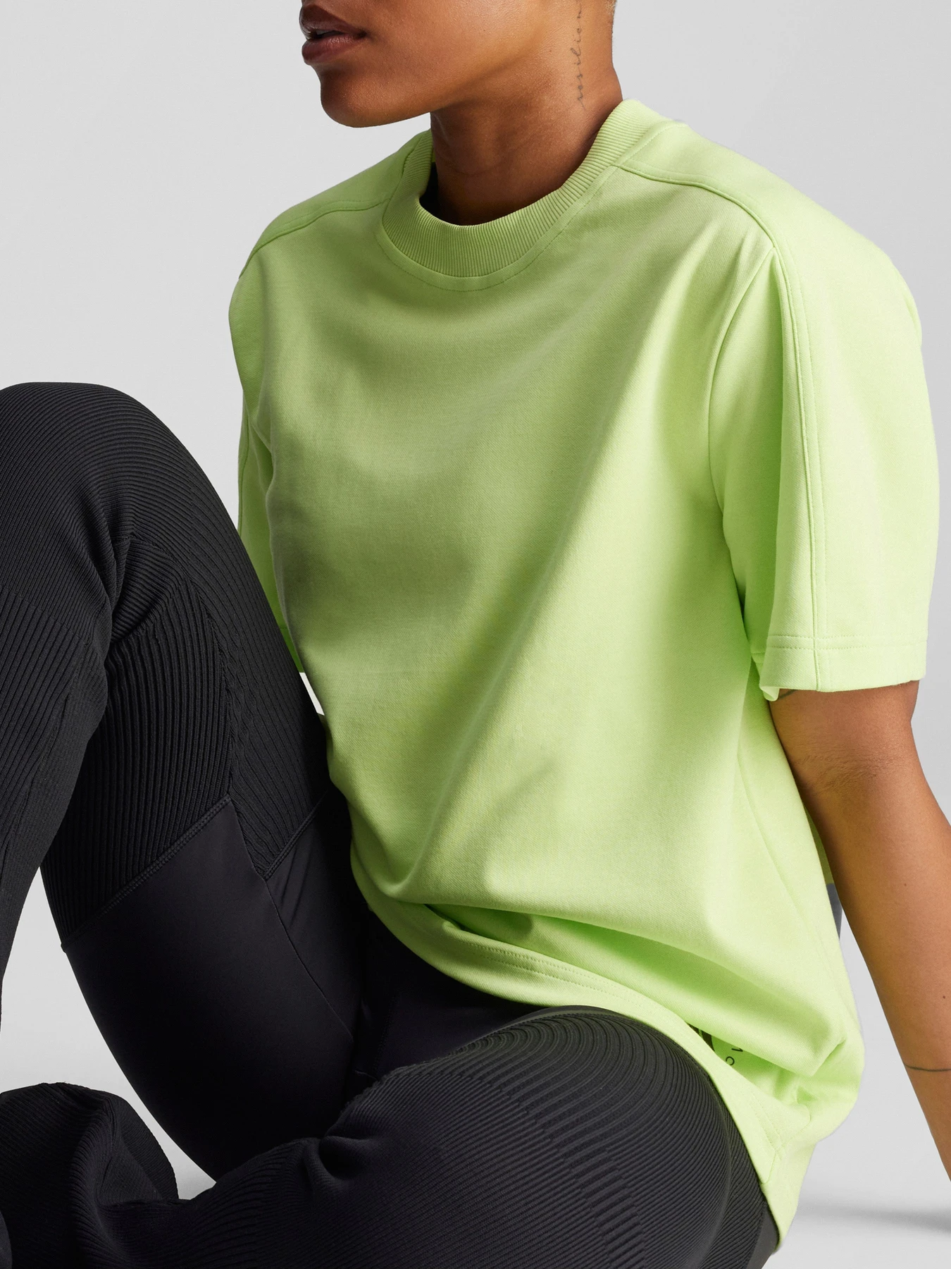 Футболки и поло Adidas модель IW9883 Футболки и поло Adidas модель IW9883 Фото