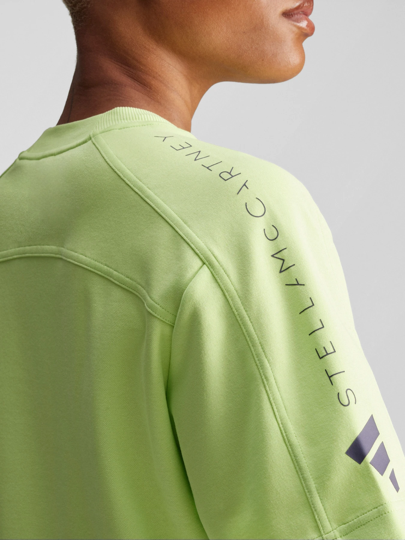 Футболки и поло Adidas модель IW9883 Футболки и поло Adidas модель IW9883 Фото