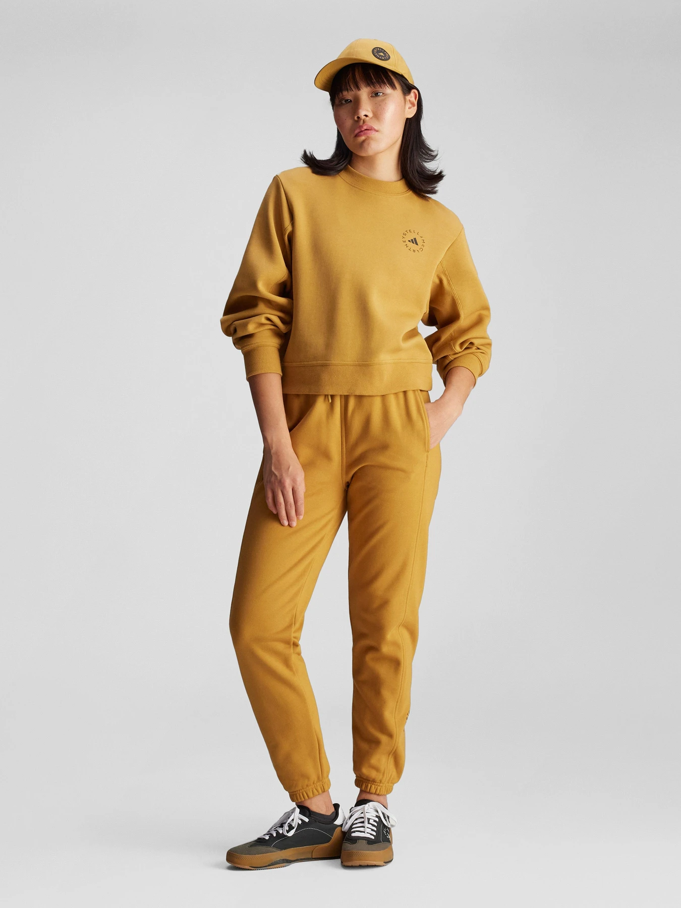 Худи и свитшоты Adidas модель IW9928 Худи и свитшоты Adidas модель IW9928 Фото