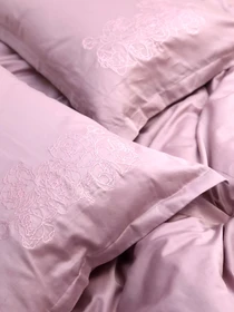 Комплект постільної білизни рожевий з вишитими півоніями Cozy модель 8048311 Фото