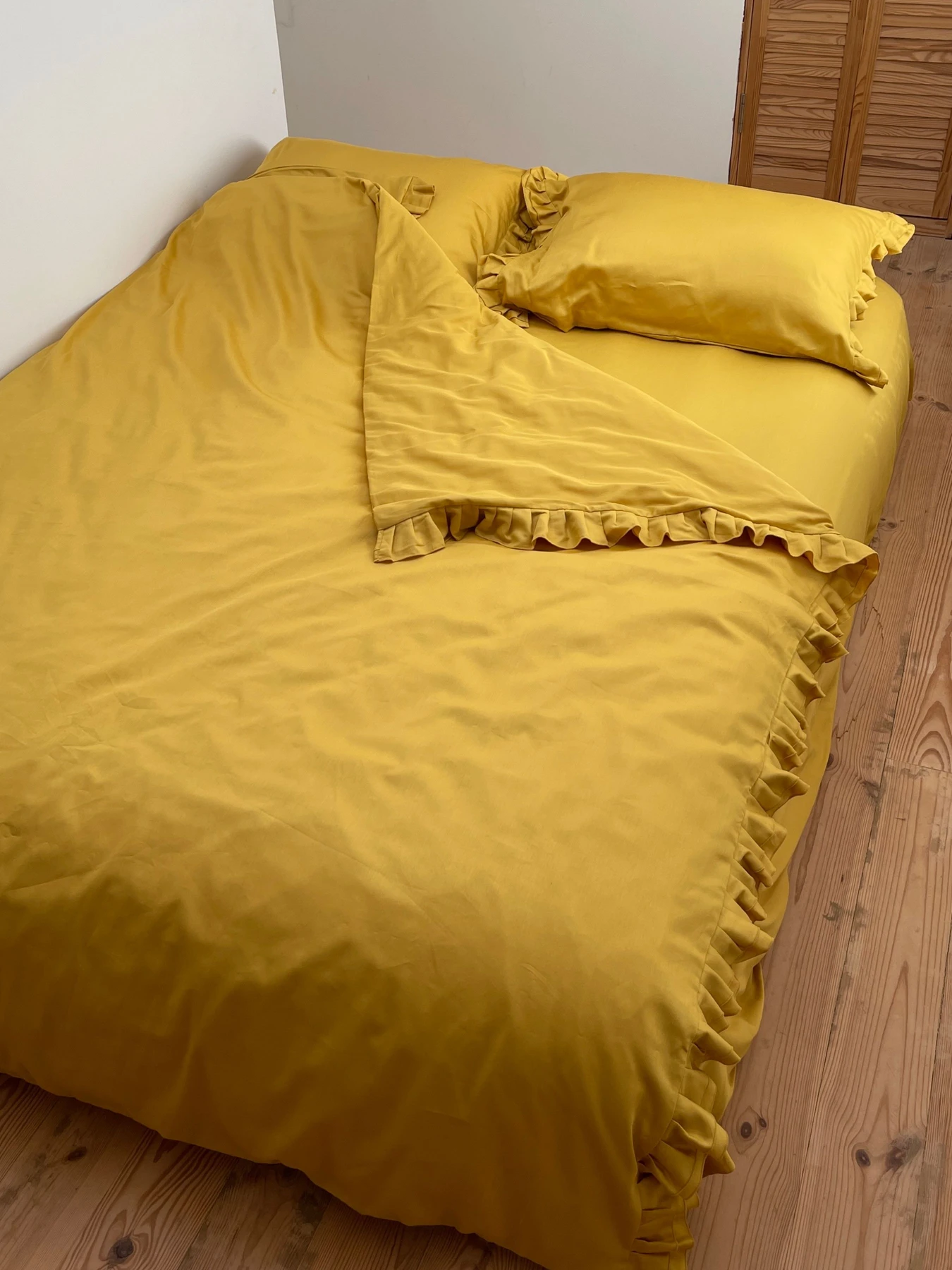 Комплект постільної білизни з рюшами медовий Cozy модель 9827709 Фото