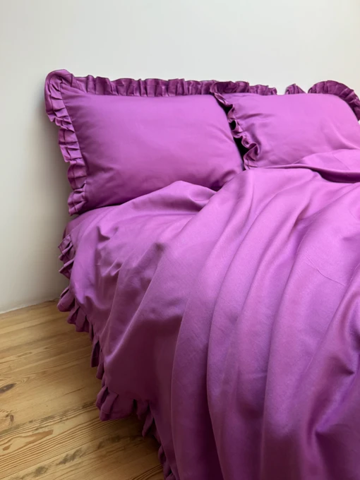 Комплект постільної білизни з рюшами ягідний Cozy модель 9557970 Фото