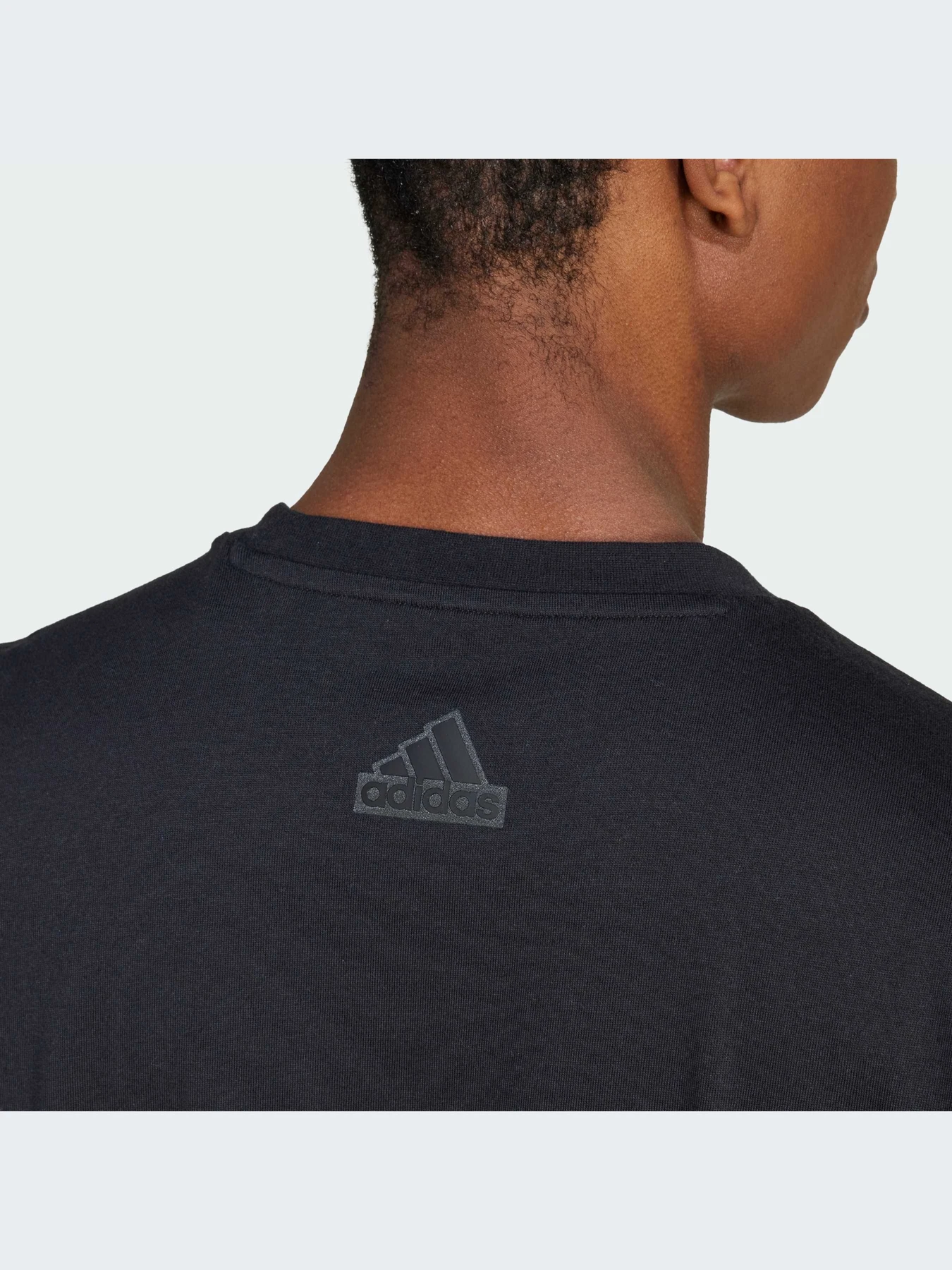 Футболки і поло Adidas модель IW2652 Футболки і поло Adidas модель IW2652 Фото