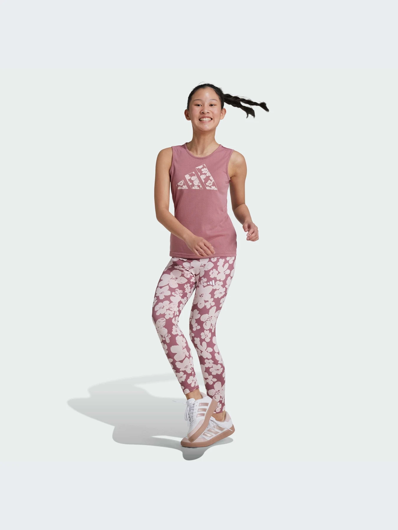 Брюки Adidas модель IW3291 Брюки Adidas модель IW3291 Фото