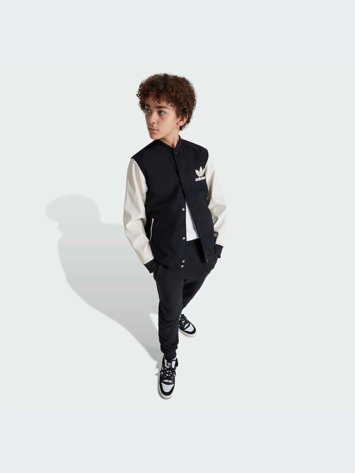 Куртки и дубленки Adidas Adicolor модель IY7505 Куртки и дубленки Adidas Adicolor модель IY7505 Фото
