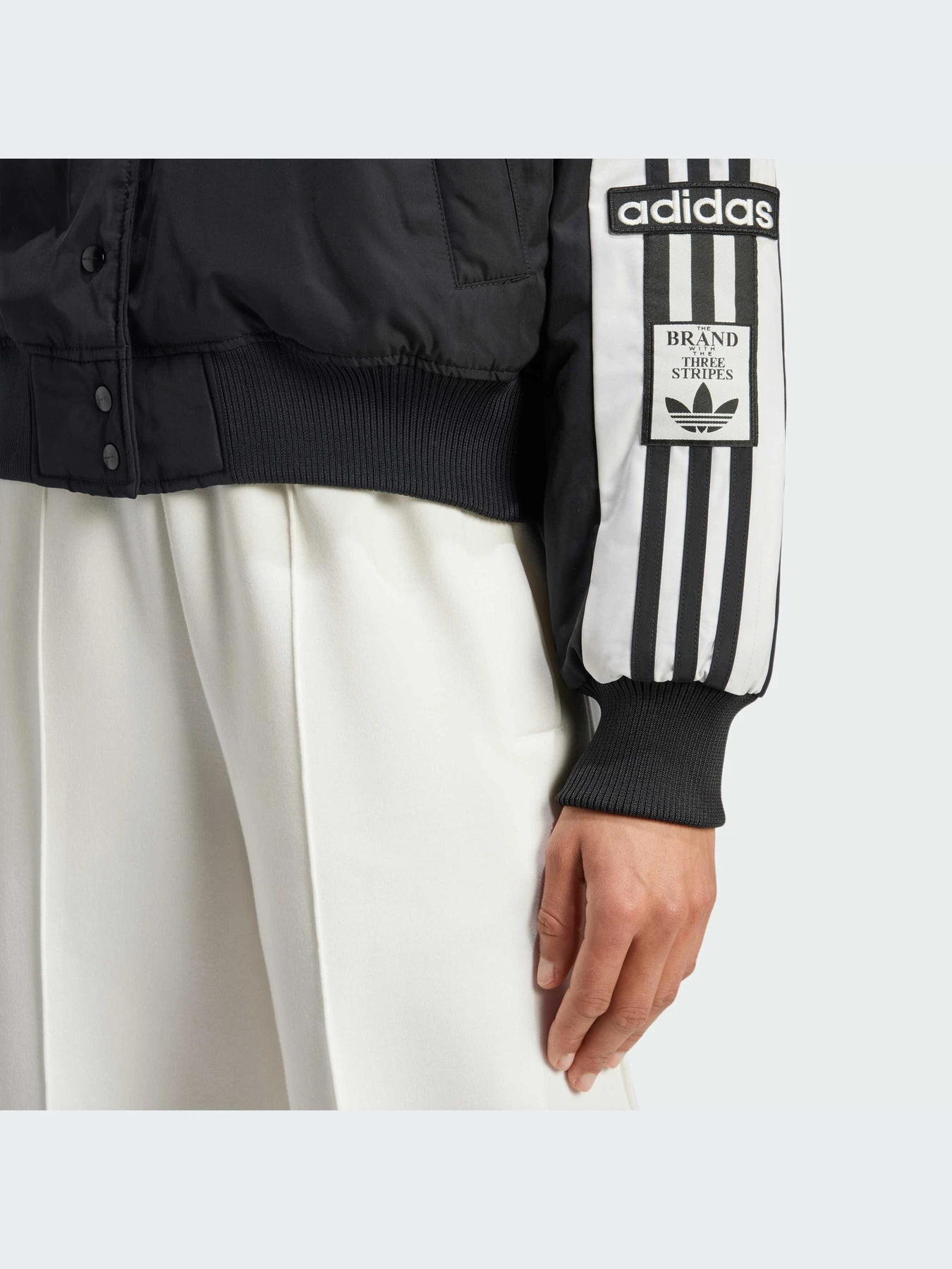 Куртки и дубленки Adidas модель IW5583 Куртки и дубленки Adidas модель IW5583 Фото