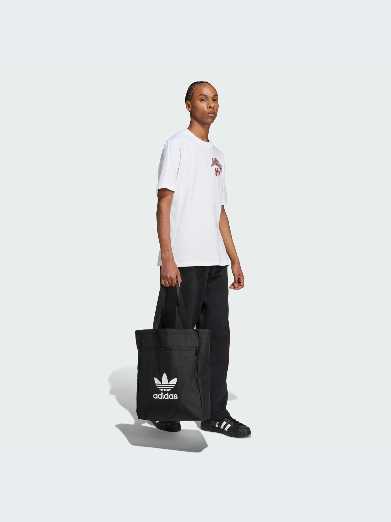 Футболки і поло Adidas Graphics модель IZ2556 Футболки і поло Adidas Graphics модель IZ2556 Фото