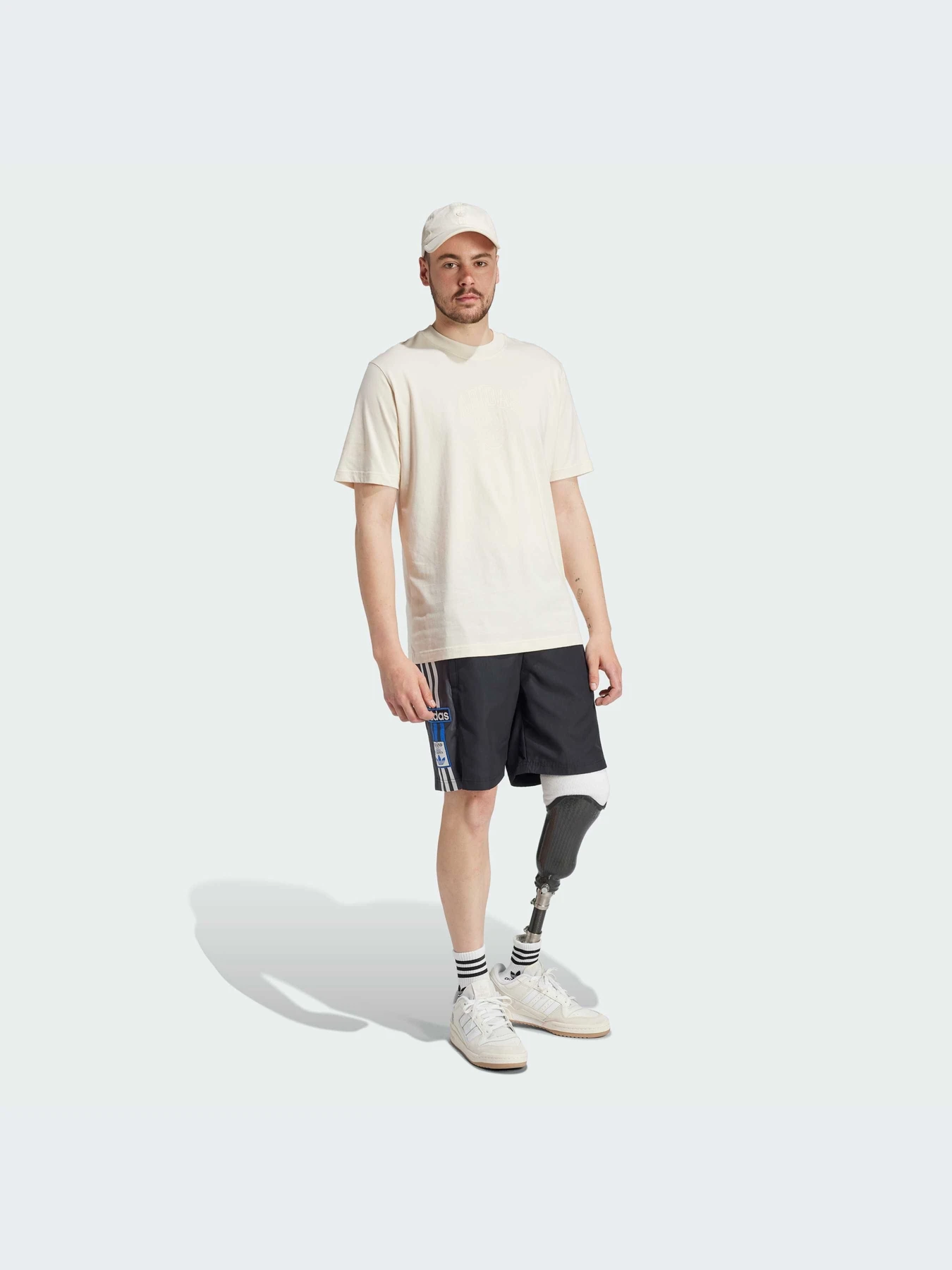 Футболки и поло Adidas Graphics модель IZ2561 Футболки и поло Adidas Graphics модель IZ2561 Фото