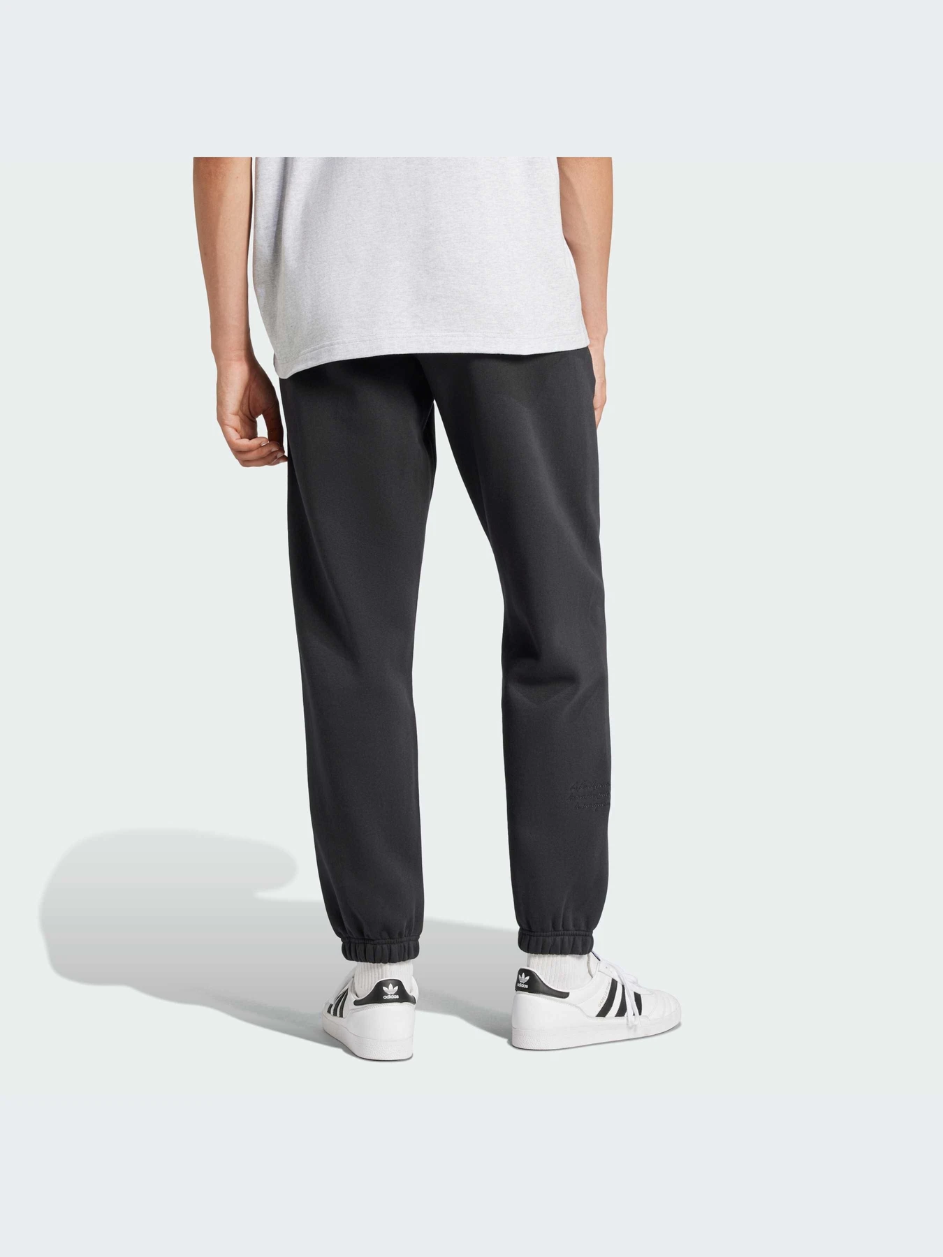 Штани Adidas Graphics модель IZ2565 Штани Adidas Graphics модель IZ2565 Фото