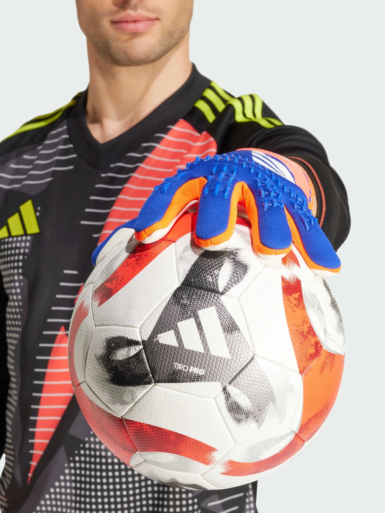Перчатки для спорта Adidas Predator модель IX3860 Перчатки для спорта Adidas Predator модель IX3860 Фото