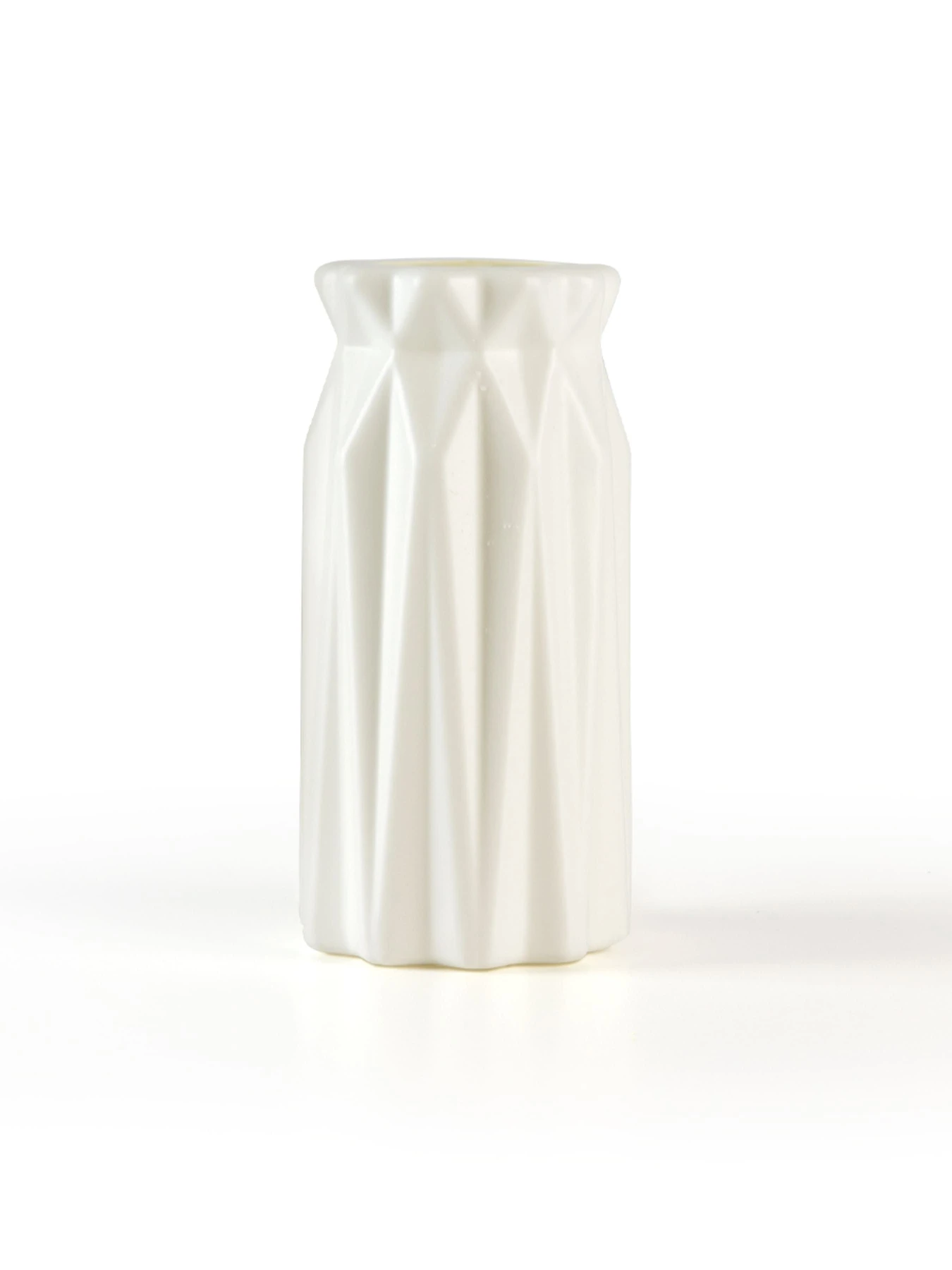 Ваза для цветов пластиковая белая MBM HOME модель DH-FLOWERS-01 WHITE Ваза для цветов пластиковая белая MBM HOME модель DH-FLOWERS-01 WHITE Фото