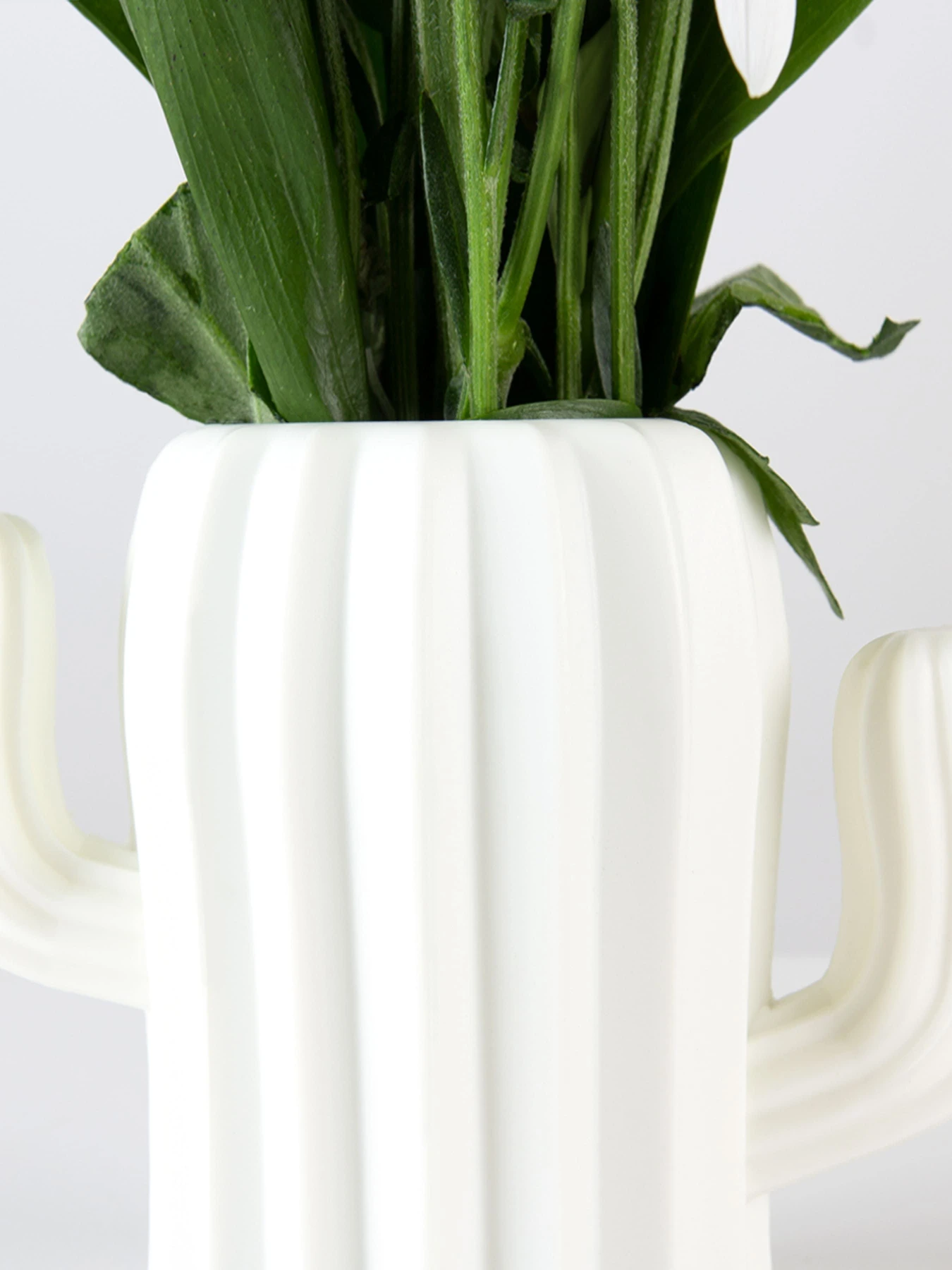Ваза для цветов пластиковая белая MBM HOME модель DH-FLOWERS-02 WHITE Ваза для цветов пластиковая белая MBM HOME модель DH-FLOWERS-02 WHITE Фото