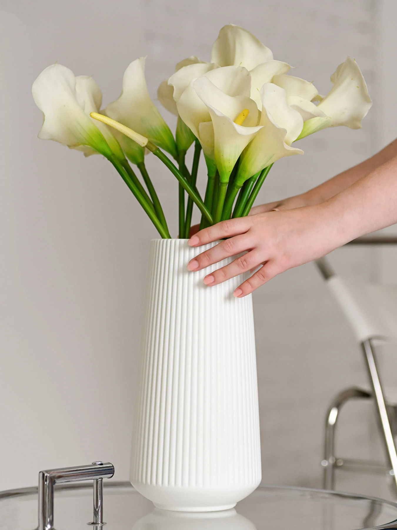 Ваза для цветов пластиковая белая MBM HOME модель DH-FLOWERS-03 WHITE Ваза для цветов пластиковая белая MBM HOME модель DH-FLOWERS-03 WHITE Фото