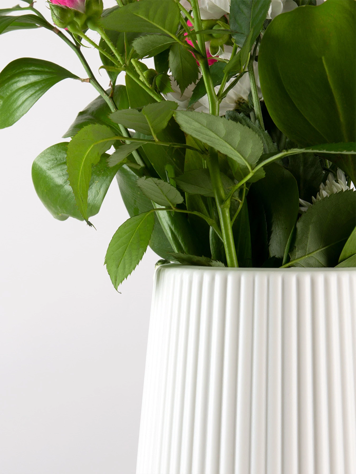 Ваза для цветов пластиковая белая MBM HOME модель DH-FLOWERS-03 WHITE Ваза для цветов пластиковая белая MBM HOME модель DH-FLOWERS-03 WHITE Фото