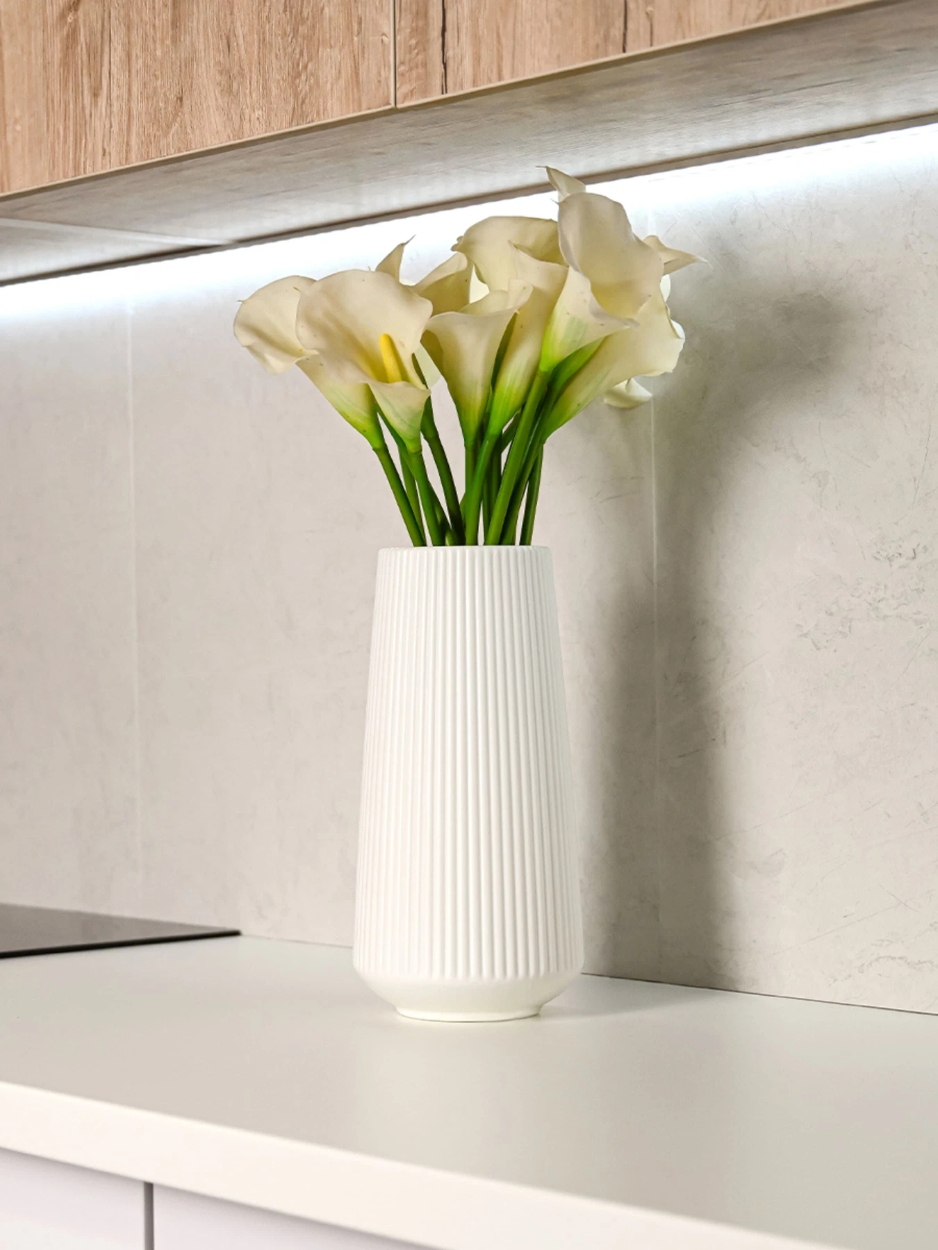 Ваза для цветов пластиковая белая MBM HOME модель DH-FLOWERS-03 WHITE Ваза для цветов пластиковая белая MBM HOME модель DH-FLOWERS-03 WHITE Фото