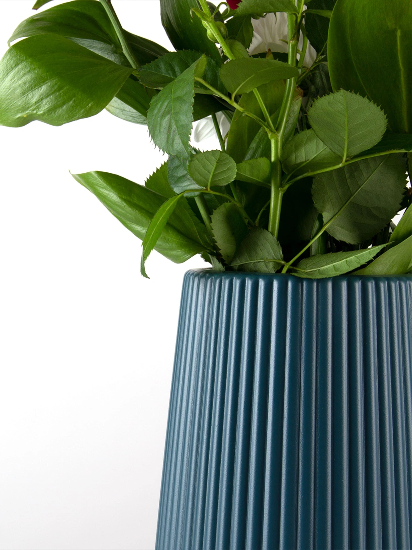 Ваза для цветов пластиковая синяя MBM HOME модель DH-FLOWERS-03 DARK BLUE Ваза для цветов пластиковая синяя MBM HOME модель DH-FLOWERS-03 DARK BLUE Фото