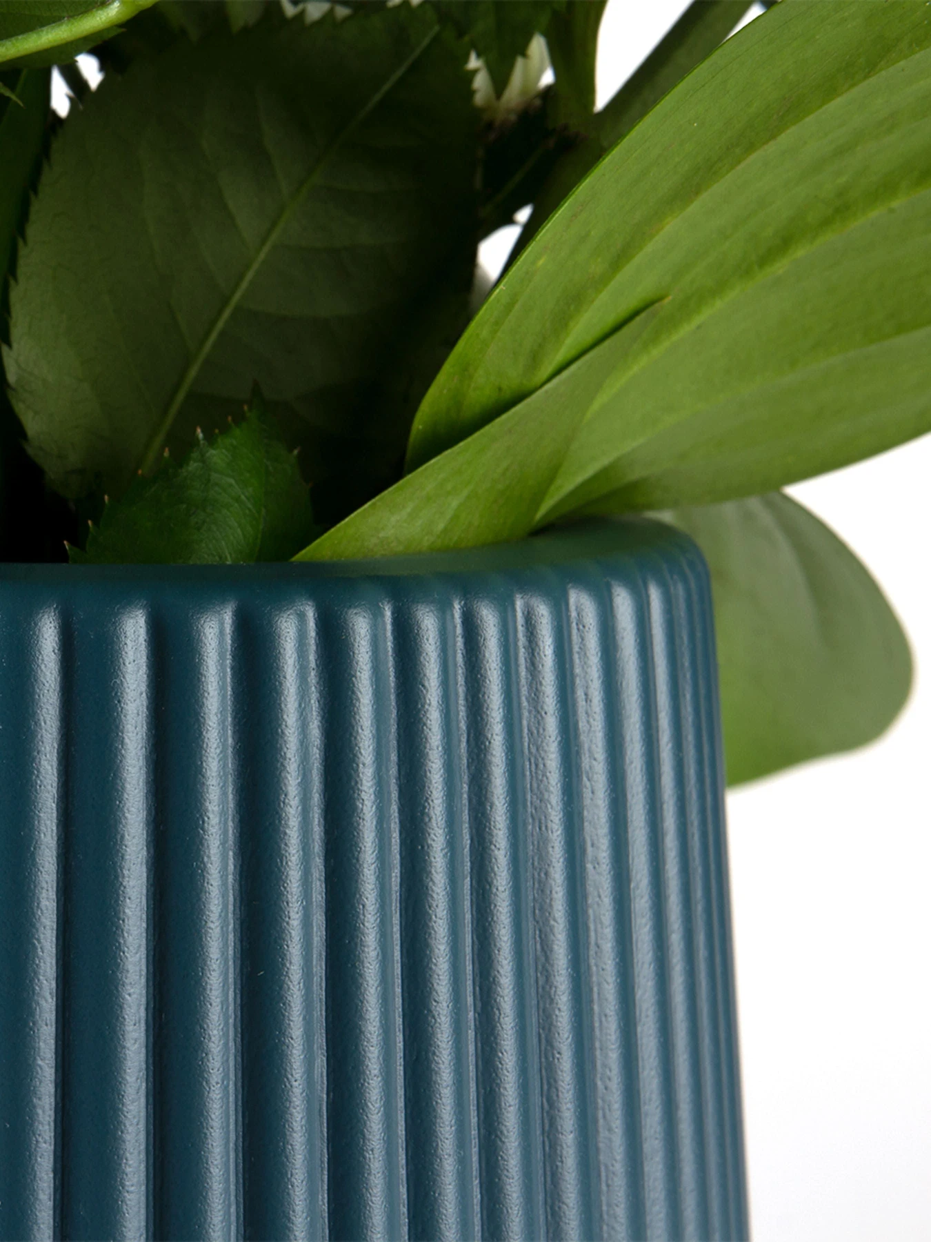 Ваза для цветов пластиковая синяя MBM HOME модель DH-FLOWERS-03 DARK BLUE Ваза для цветов пластиковая синяя MBM HOME модель DH-FLOWERS-03 DARK BLUE Фото