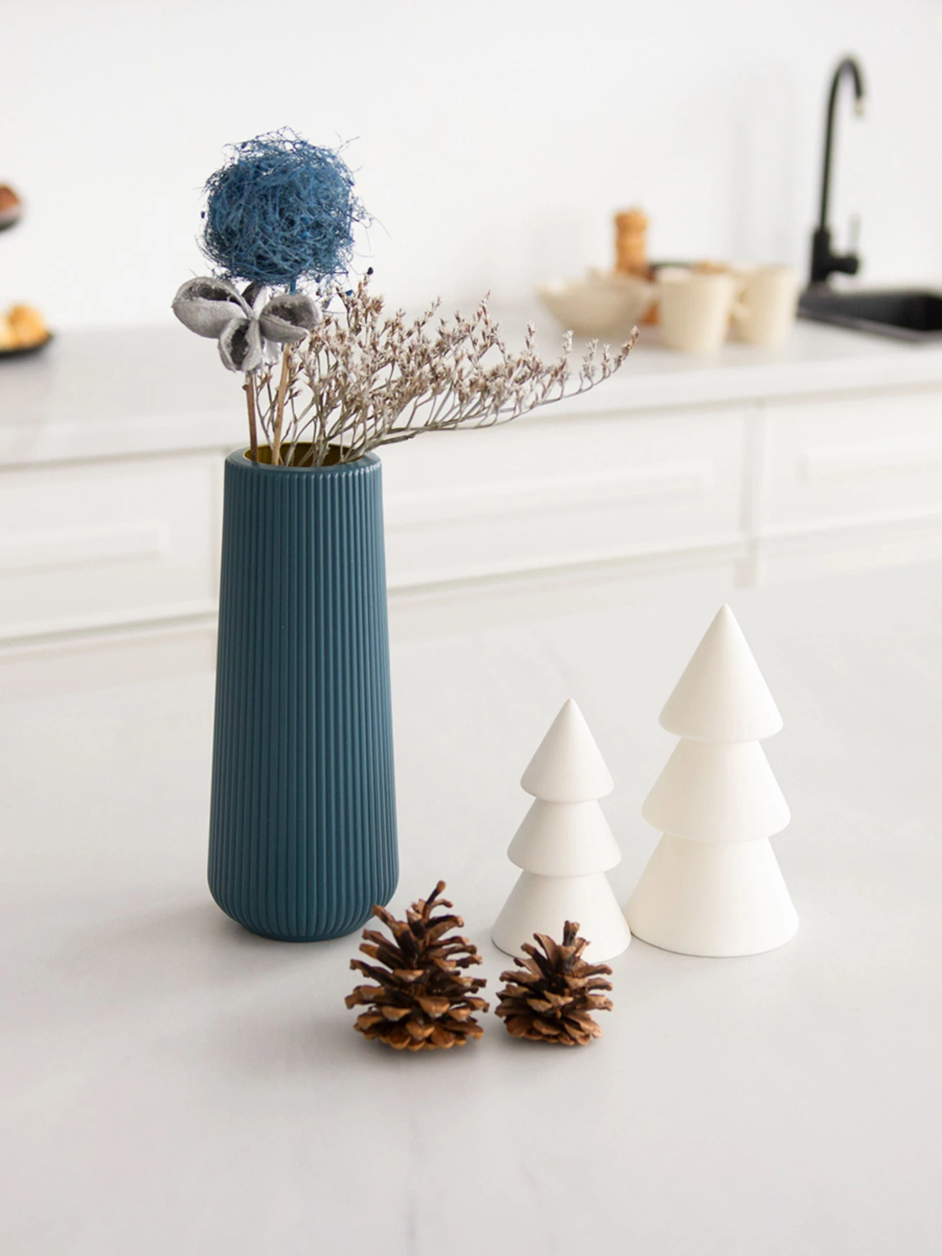 Ваза для цветов пластиковая синяя MBM HOME модель DH-FLOWERS-03 DARK BLUE Ваза для цветов пластиковая синяя MBM HOME модель DH-FLOWERS-03 DARK BLUE Фото