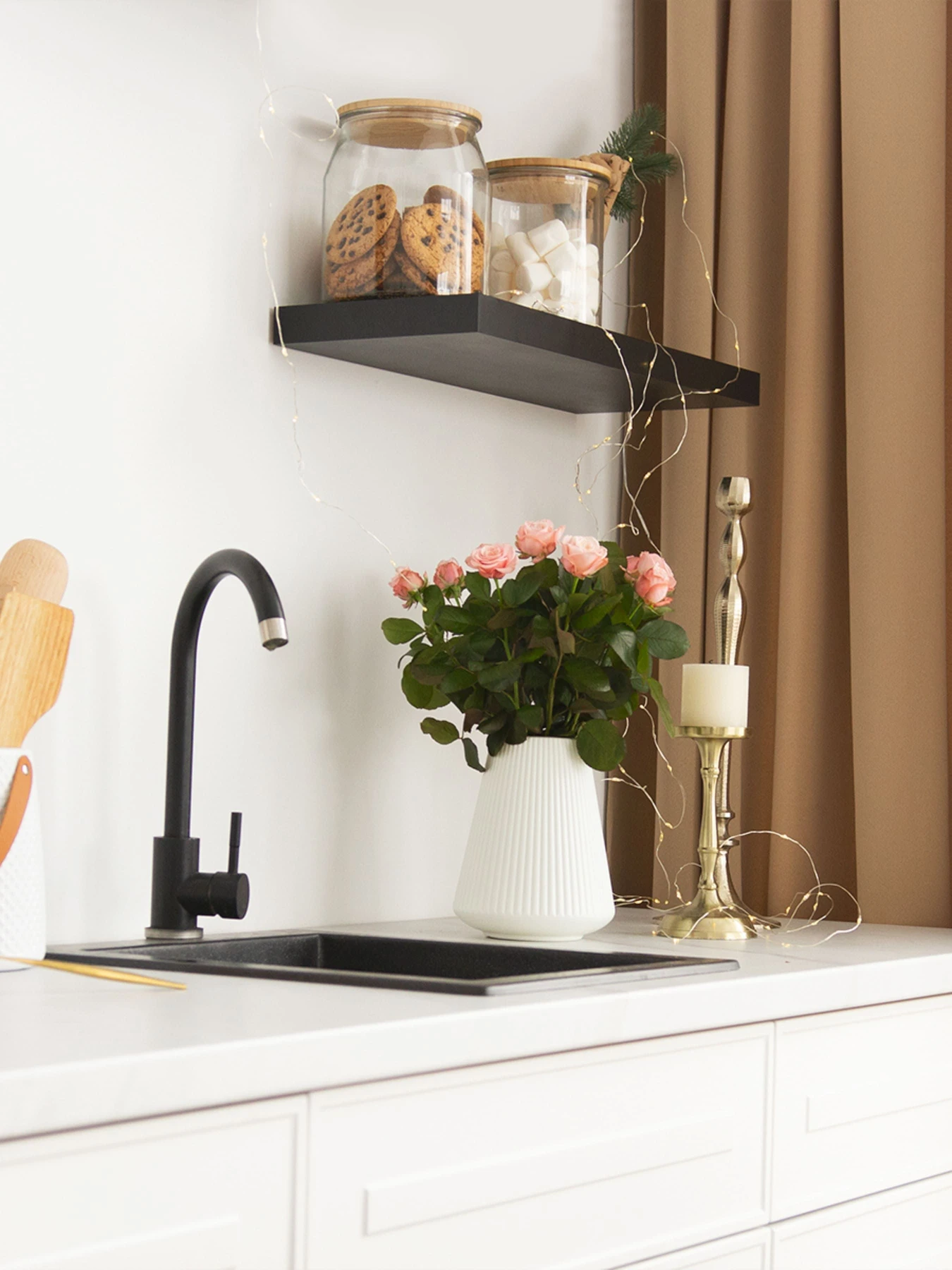 Ваза для цветов пластиковая белая MBM HOME модель DH-FLOWERS-04 WHITE Ваза для цветов пластиковая белая MBM HOME модель DH-FLOWERS-04 WHITE Фото