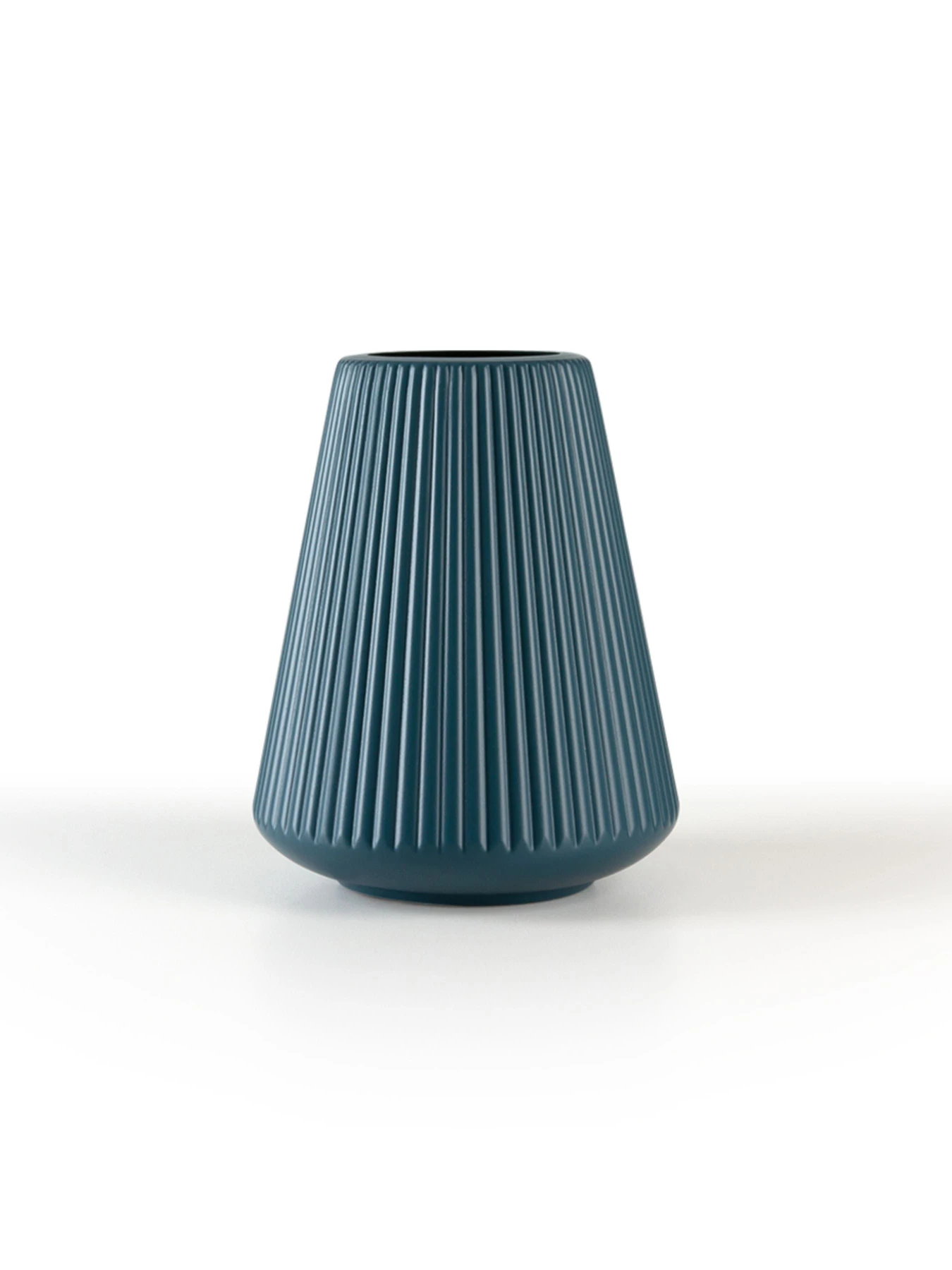 Ваза для цветов пластиковая синяя MBM HOME модель DH-FLOWERS-04 DARK BLUE Ваза для цветов пластиковая синяя MBM HOME модель DH-FLOWERS-04 DARK BLUE Фото