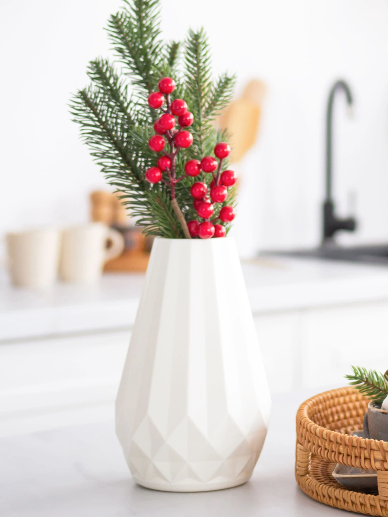 Ваза для цветов пластиковая белая MBM HOME модель DH-FLOWERS-07 WHITE Ваза для цветов пластиковая белая MBM HOME модель DH-FLOWERS-07 WHITE Фото