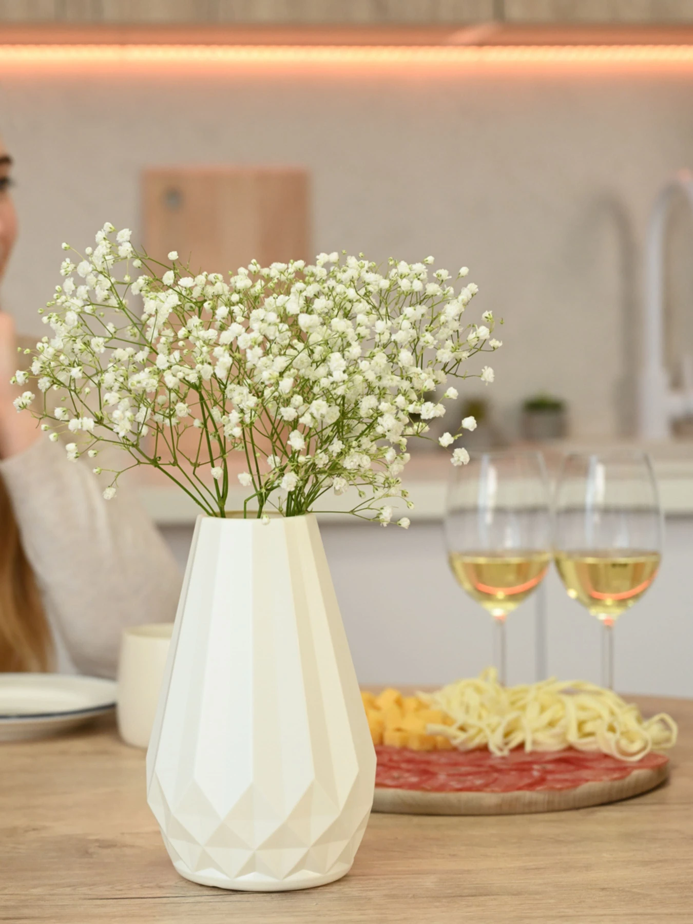 Ваза для цветов пластиковая белая MBM HOME модель DH-FLOWERS-07 WHITE Ваза для цветов пластиковая белая MBM HOME модель DH-FLOWERS-07 WHITE Фото