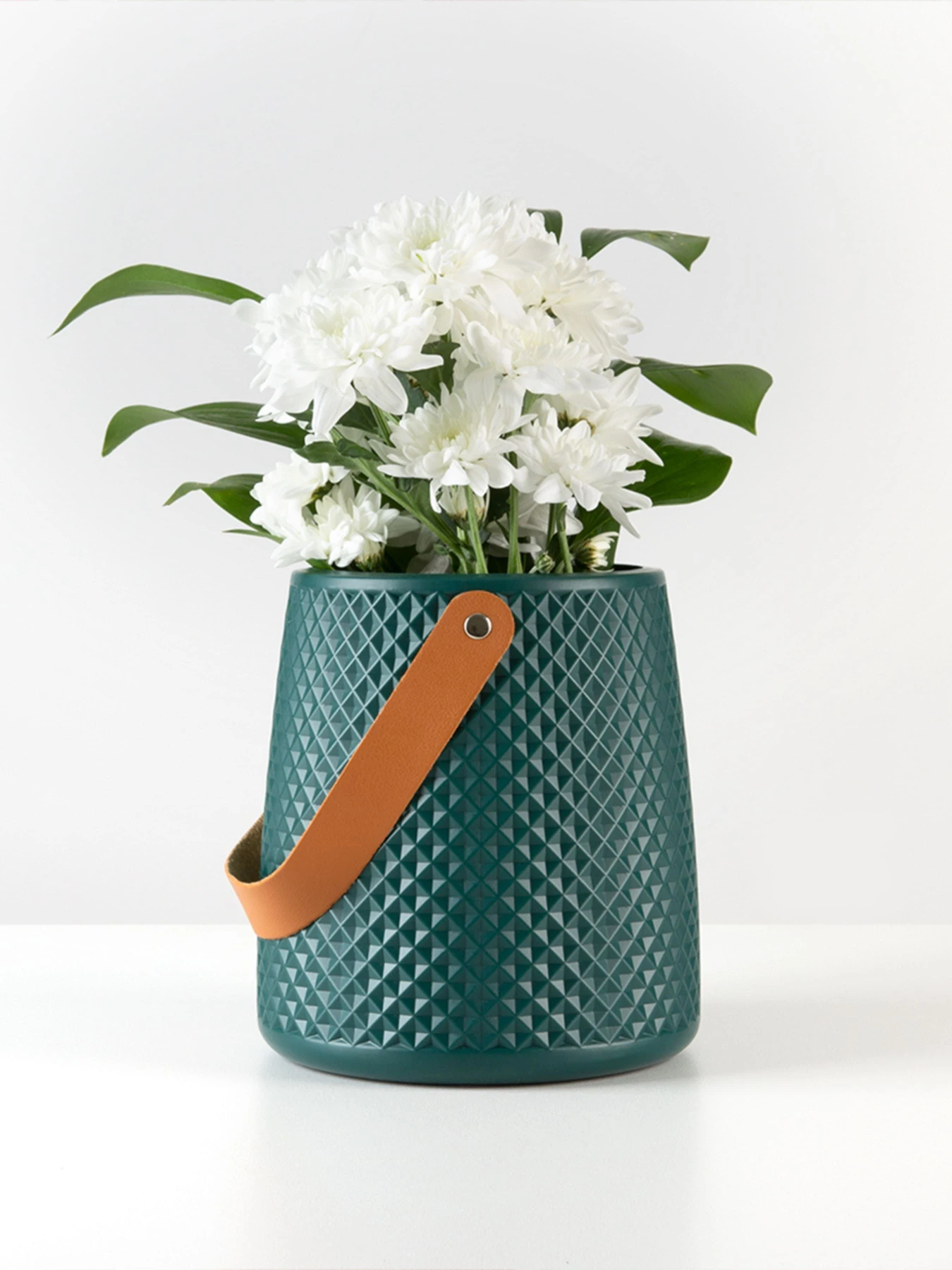 Ваза для цветов с ручкой пластиковая аквамариновая MBM HOME модель DH-FLOWERS-10 MARINE BLUE Ваза для цветов с ручкой пластиковая аквамариновая MBM HOME модель DH-FLOWERS-10 MARINE BLUE Фото
