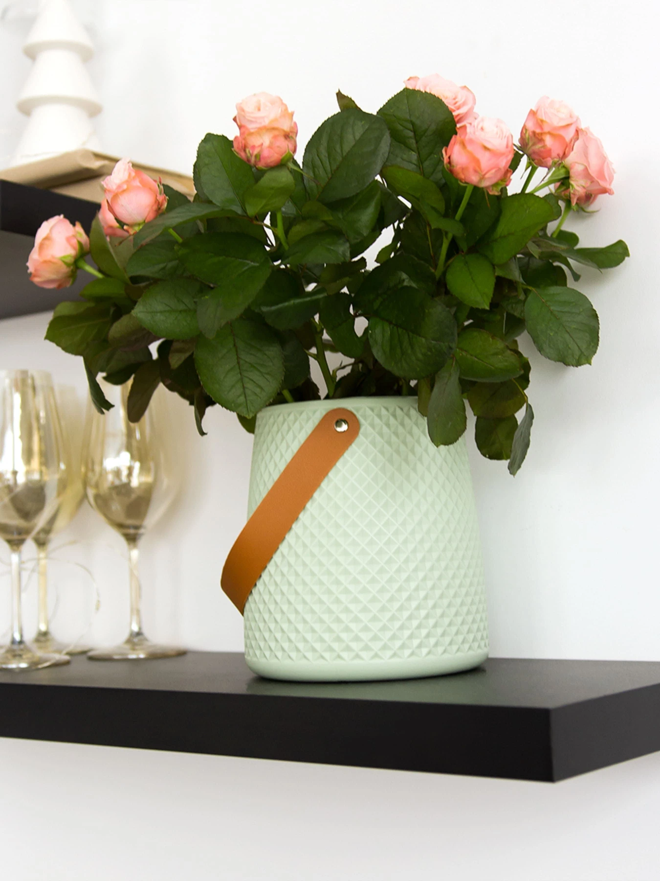 Ваза для цветов с ручкой пластиковая оливковая MBM HOME модель DH-FLOWERS-10 OLIVE Ваза для цветов с ручкой пластиковая оливковая MBM HOME модель DH-FLOWERS-10 OLIVE Фото