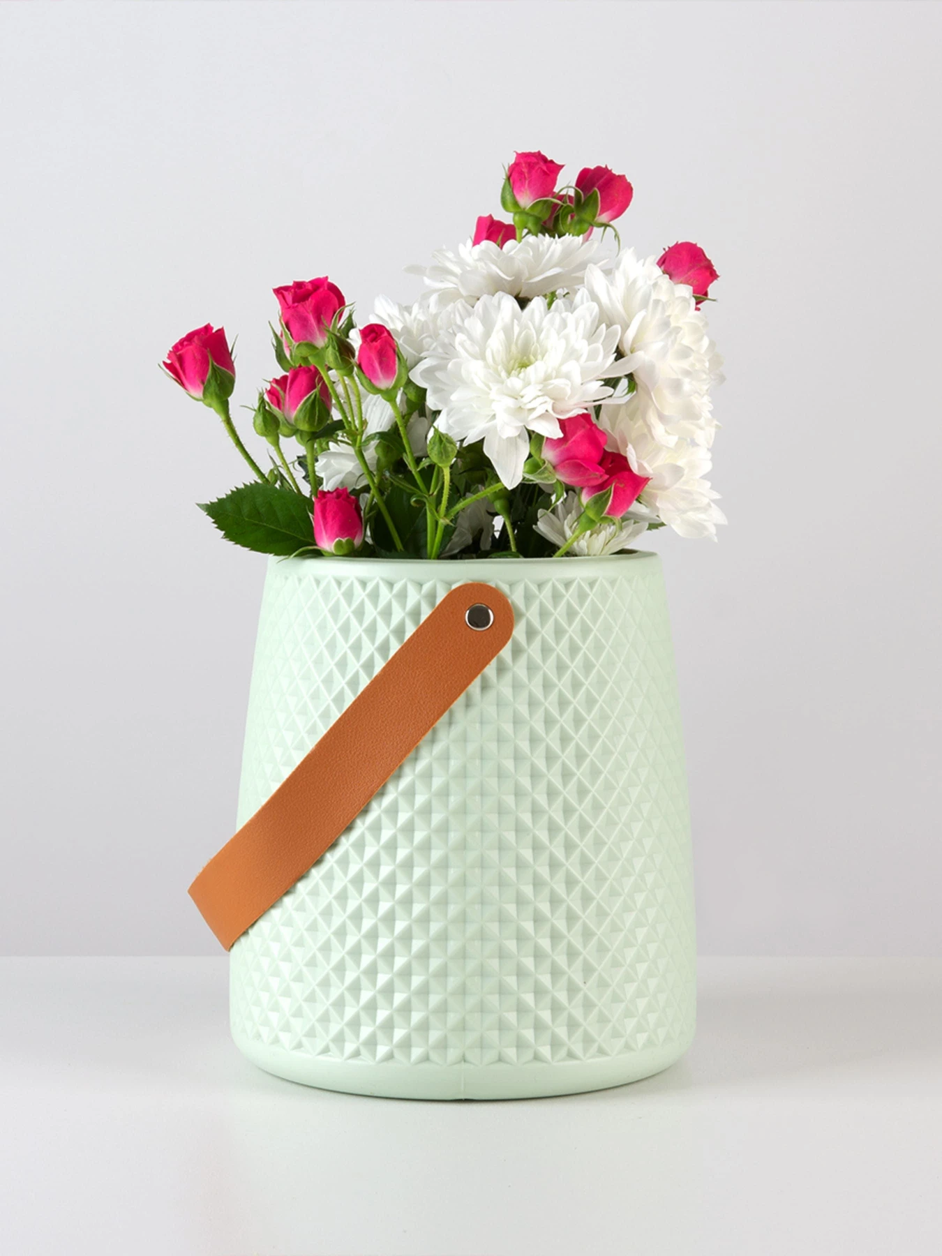 Ваза для цветов с ручкой пластиковая оливковая MBM HOME модель DH-FLOWERS-10 OLIVE Ваза для цветов с ручкой пластиковая оливковая MBM HOME модель DH-FLOWERS-10 OLIVE Фото