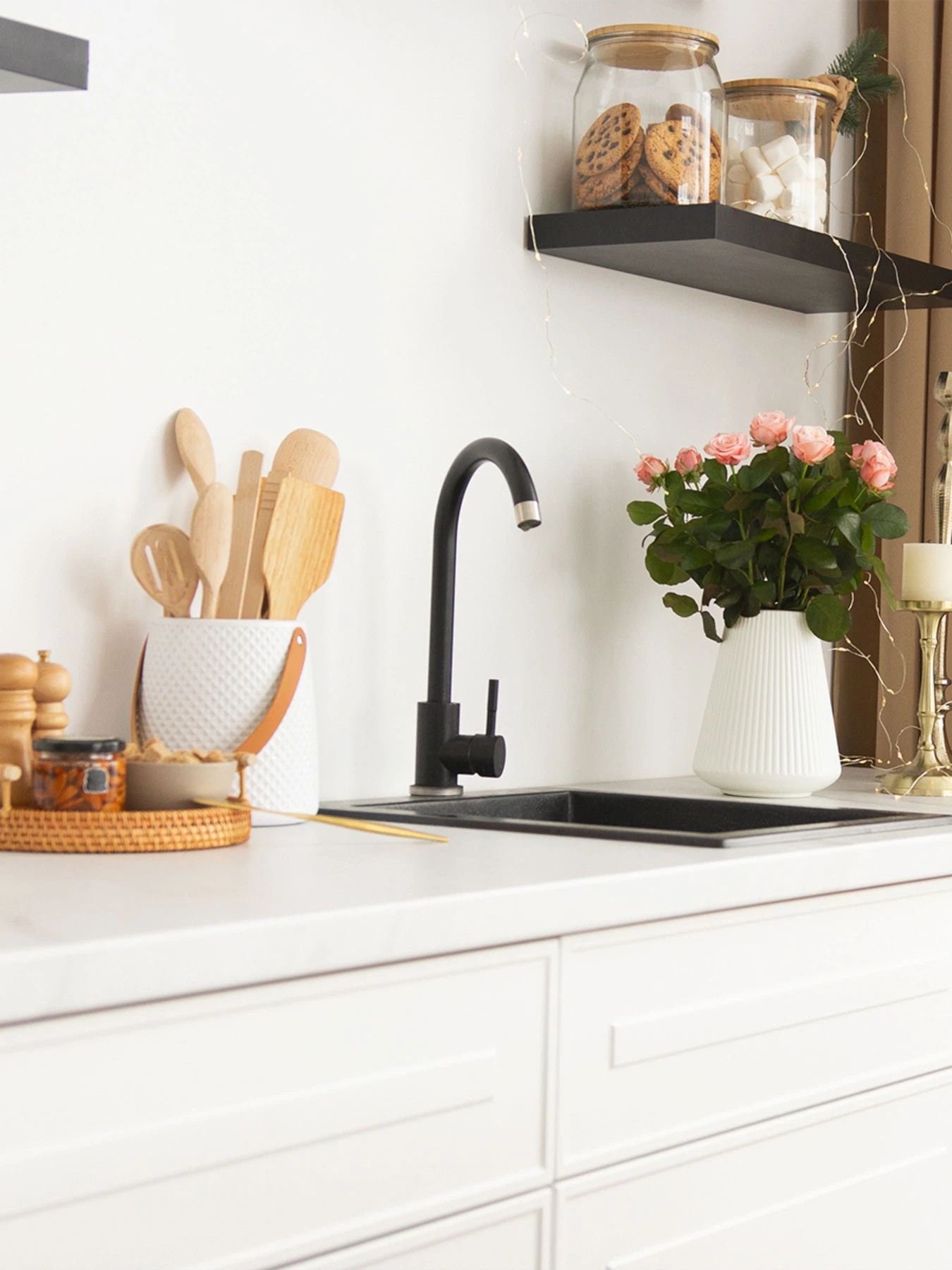 Ваза для цветов с ручкой пластиковая белая MBM HOME модель DH-FLOWERS-10 WHITE Ваза для цветов с ручкой пластиковая белая MBM HOME модель DH-FLOWERS-10 WHITE Фото