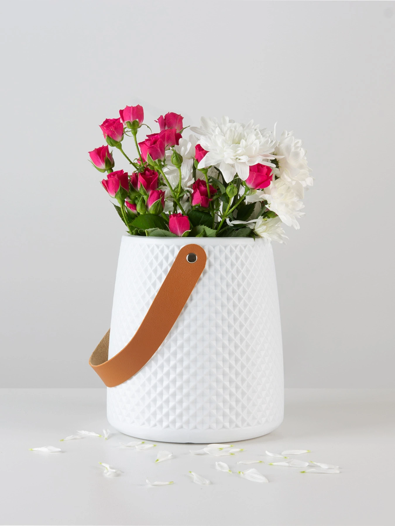 Ваза для цветов с ручкой пластиковая белая MBM HOME модель DH-FLOWERS-10 WHITE Ваза для цветов с ручкой пластиковая белая MBM HOME модель DH-FLOWERS-10 WHITE Фото